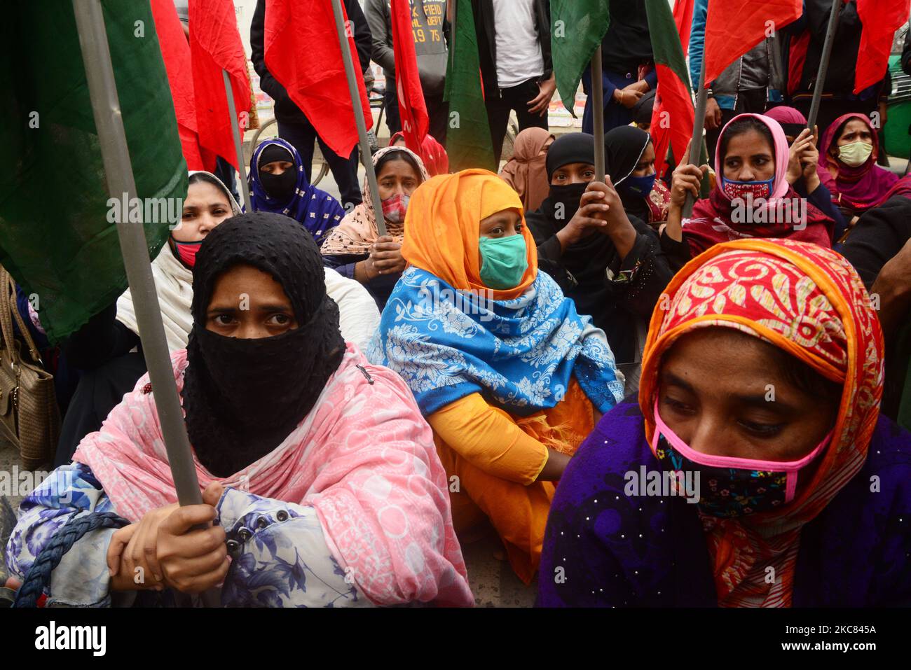 I lavoratori del settore dell'abbigliamento di Una BD Limited hanno tenuto una marcia verso l'ufficio del primo ministro chiedendo il salario dovuto per 1 anni a Dhaka, Bangladesh, il 24 gennaio 2021. (Foto di Mamunur Rashid/NurPhoto) Foto Stock