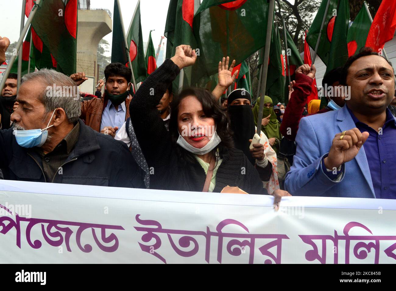 I lavoratori del settore dell'abbigliamento di Una BD Limited hanno tenuto una marcia verso l'ufficio del primo ministro chiedendo il salario dovuto per 1 anni a Dhaka, Bangladesh, il 24 gennaio 2021. (Foto di Mamunur Rashid/NurPhoto) Foto Stock