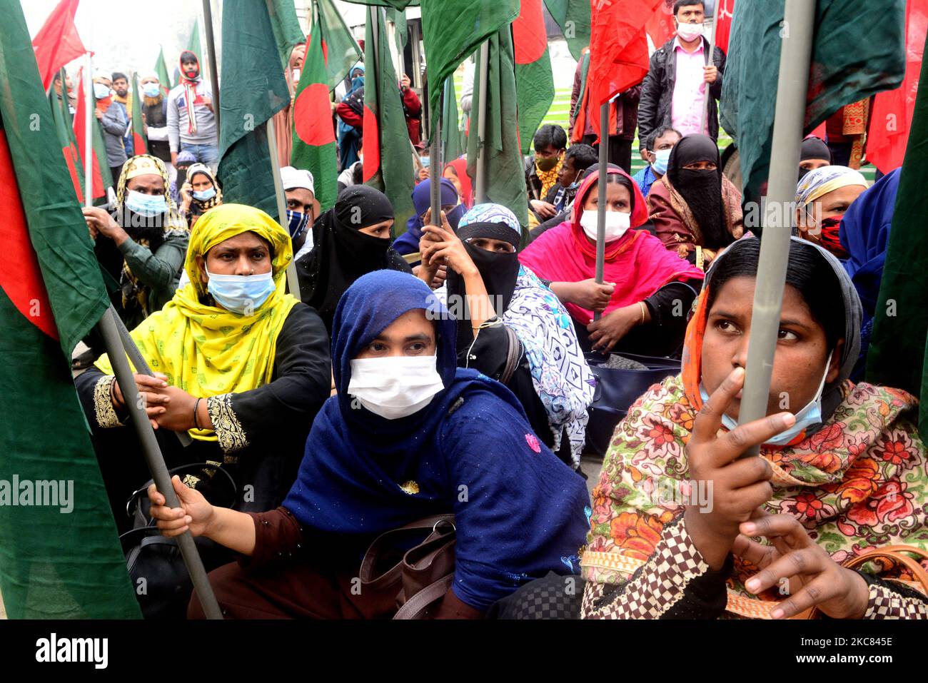 I lavoratori del settore dell'abbigliamento di Una BD Limited hanno tenuto una marcia verso l'ufficio del primo ministro chiedendo il salario dovuto per 1 anni a Dhaka, Bangladesh, il 24 gennaio 2021. (Foto di Mamunur Rashid/NurPhoto) Foto Stock