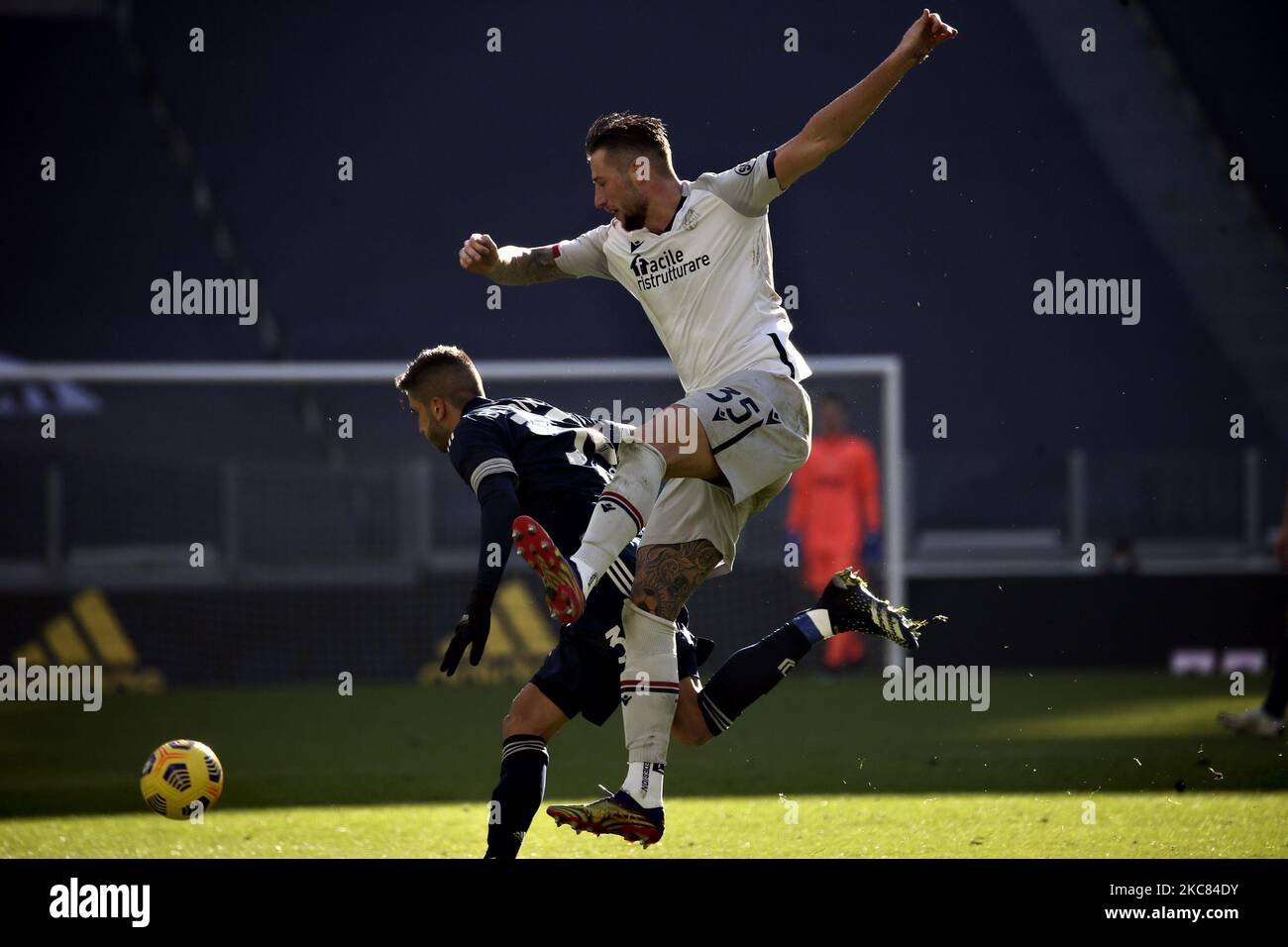 Mitchell Dijks del Bologna FC compete per la palla con Rodrigo