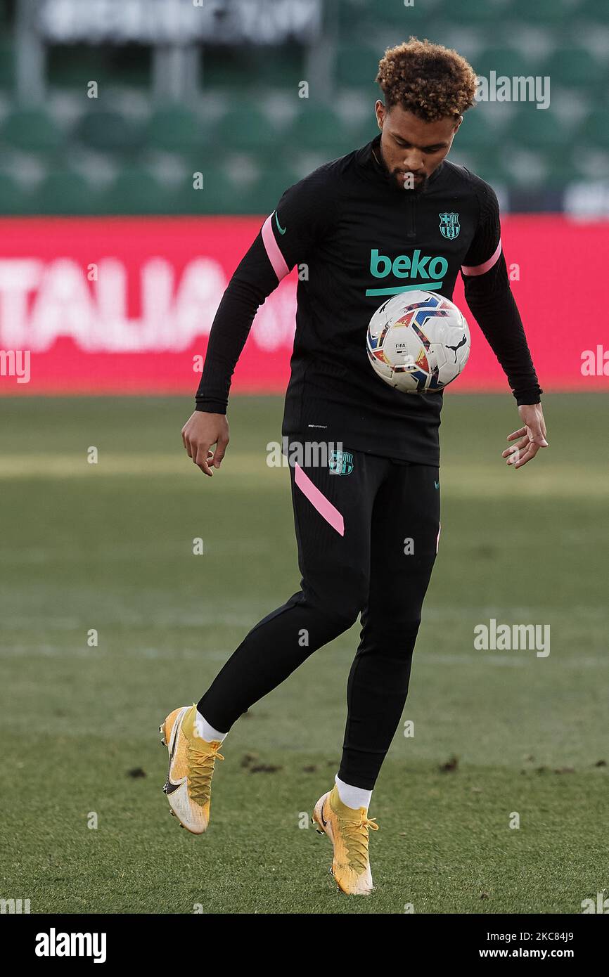 Konrad de la Fuente di Barcellona durante il warm-up prima della partita la Liga Santander tra Elche CF e FC Barcelona all'Estadio Martinez Valero il 24 gennaio 2021 a Elche, Spagna. Gli stadi sportivi in Spagna restano soggetti a rigorose restrizioni a causa del Coronavirus Pandemic, in quanto le leggi di allontanamento sociale del governo vietano ai fan all'interno dei locali, con conseguente gioco a porte chiuse. (Foto di Jose Breton/Pics Action/NurPhoto) Foto Stock