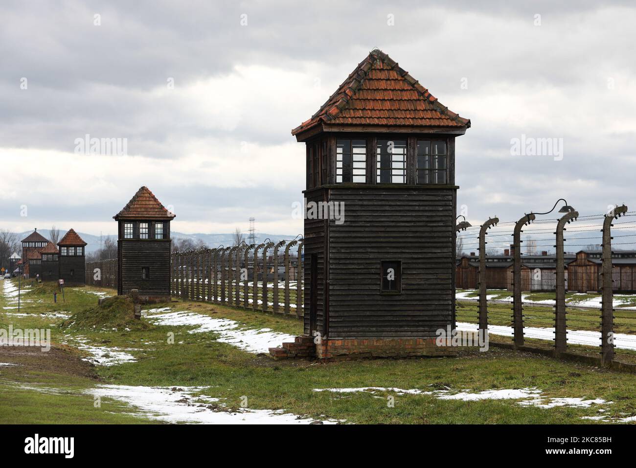 Torri di guardia presso l'ex campo di concentramento tedesco nazista Auschwitz II-Birkenau il 23 gennaio 2021 a Brzezinka, vicino a Oswiecim, Polonia. Il 27 gennaio segnerà il 76th° anniversario della liberazione del campo. La cerimonia di commemorazione di quest'anno si terrà online a causa della pandemia di coronavirus. (Foto di Jakub Porzycki/NurPhoto) Foto Stock