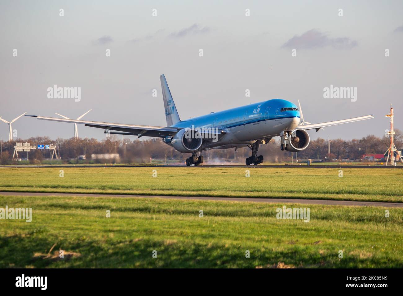 KLM Royal Dutch Airlines Boeing 777-300 come visto in arrivo volo e atterraggio alla pista Ponderbaan di Amsterdam Schiphol Aeroporto AMS EHAM. L'aeroplano a lunga percorrenza con cassone largo ha la registrazione PH-BVI e il nome Nationaal Park Vuurland / Tierra del Fuego National Park mentre è alimentato da 2x motori a reazione GE. KLM è il vettore di bandiera dei Paesi Bassi, un membro dell'alleanza aerea SkyTeam, la più antica compagnia aerea al mondo facente parte del gruppo Air France - KLM. L'industria aeronautica e le compagnie aeree hanno subito un calo del traffico passeggeri a causa della pandemia di coronavirus del Covid-19. Dopo nuovo Foto Stock