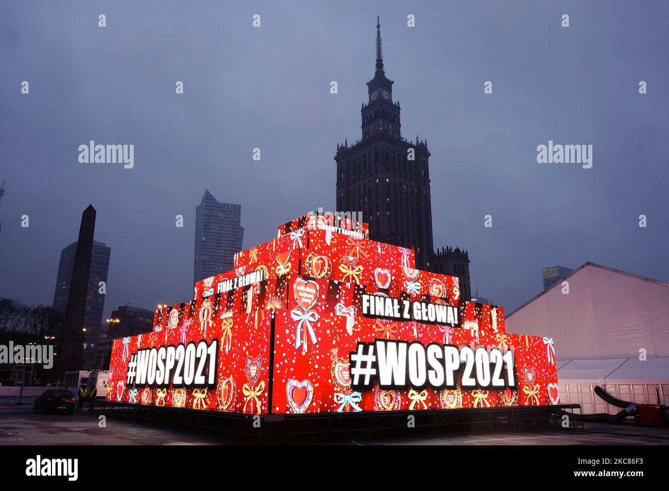 Una piramide illuminata è vista costruita come parte del prossimo Gran finale della Grande Orchestra di Carità di Natale evento a Varsavia, Polonia, il 25 gennaio 2021. La Great Orchestra of Christmas Charity (WOSP) è un evento di beneficenza annuale per la raccolta di fondi per l'assistenza sanitaria pediatrica e anziana. Il fondo è il più grande del suo genere in Polonia e nel 2019 è riuscito a raccogliere quasi 50 milioni di dollari. L'ONG e le sue attività sono state sottrate dal governo conservatore responsabile della legge e della giustizia e dalle emittenti televisive pubbliche che preferiscono donare i loro soldi alle organizzazioni benefiche cattoliche. il fi di quest'anno Foto Stock