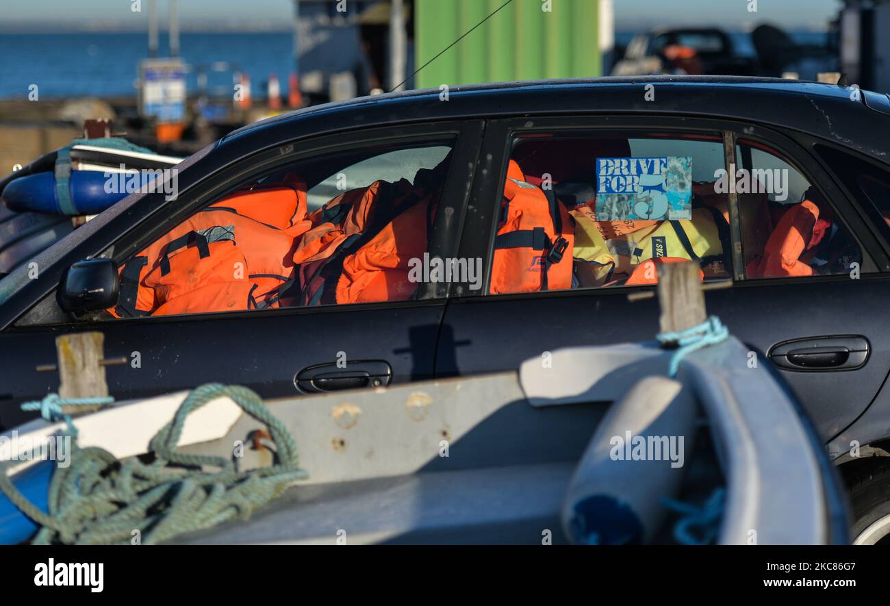 Un'auto piena di giubbotti di salvataggio parcheggiati sul molo di Bullock Harbour a Glenageary, Dublino, durante il blocco del livello 5 del Covid-19. Lunedì 25 gennaio 2021 a Dublino, Irlanda. (Foto di Artur Widak/NurPhoto) Foto Stock