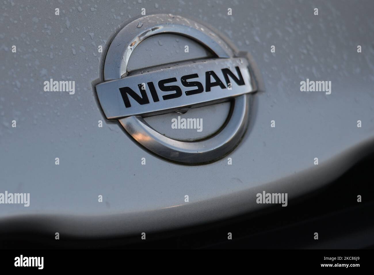 Un logo Nissan visto su un'auto parcheggiata nel centro di Dublino. Lunedì 25 gennaio 2021 a Dublino, Irlanda. (Foto di Artur Widak/NurPhoto) Foto Stock
