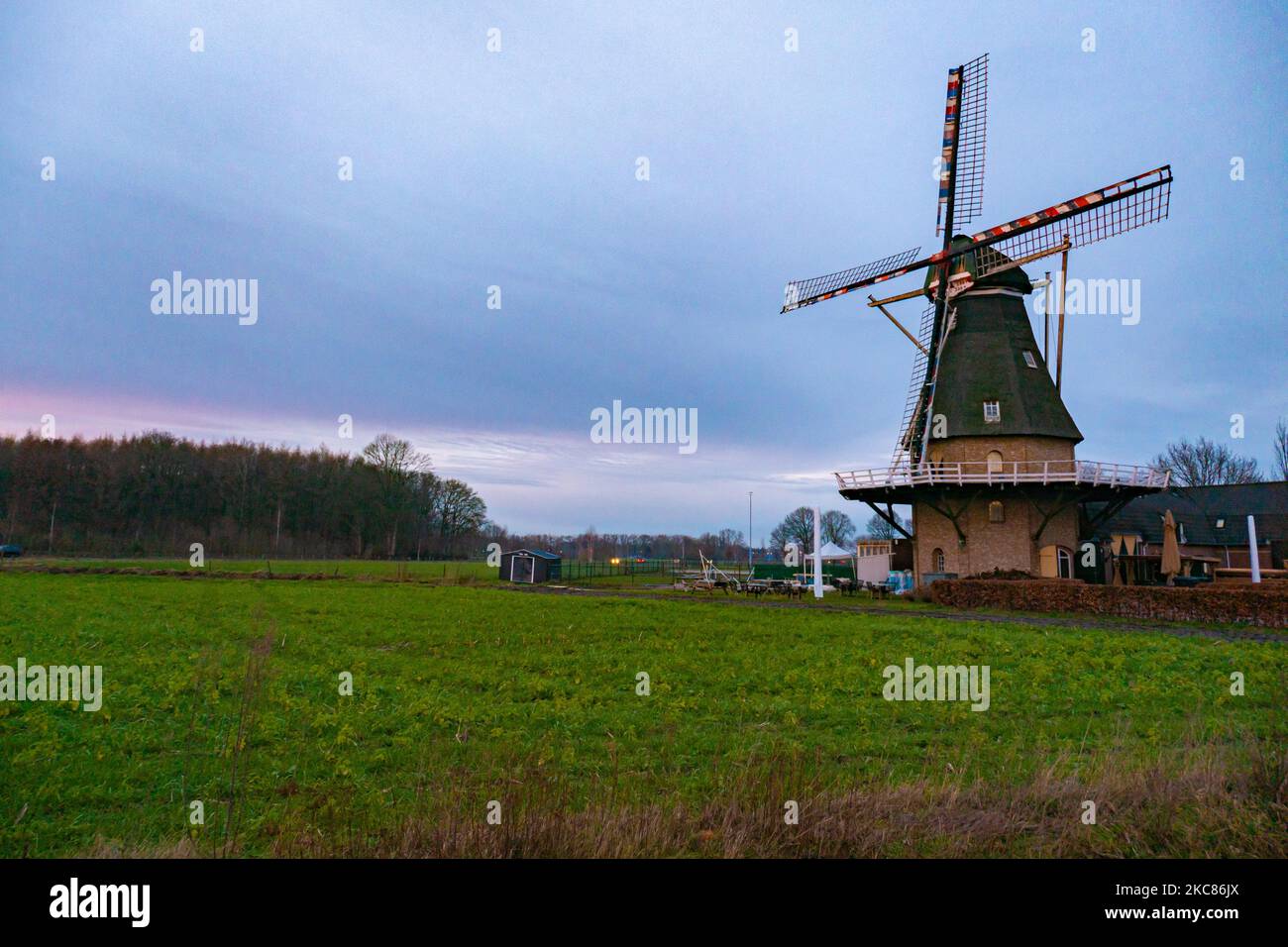 Siluetta Olandese Di Forma Del Mulino a Vento Immagine Stock - Immagine
