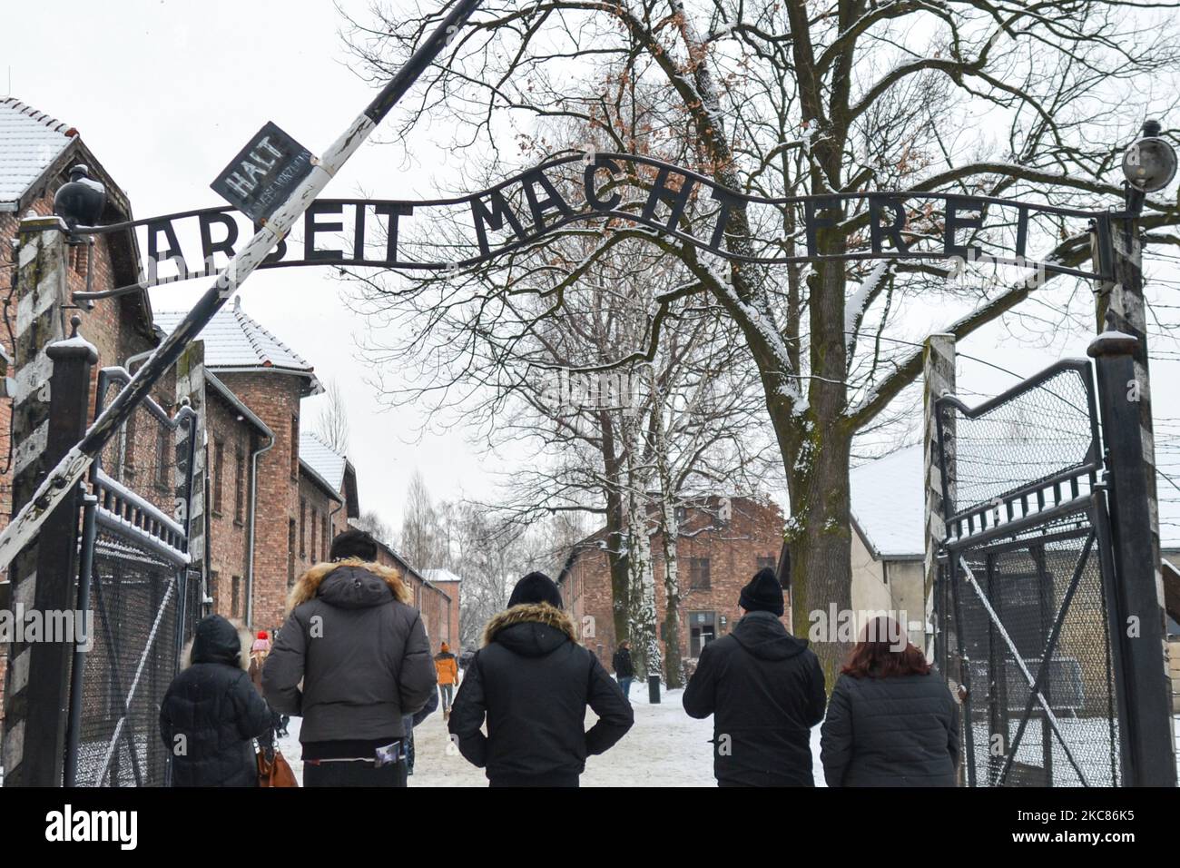 Una vista generale del cartello 'Arbeit Macht Frei' sopra il cancello d'ingresso principale di Auschwitz i (immagine del file dal 26 gennaio 2019). A causa della pandemia di coronavirus, si terrà online l'evento commemorativo del 76th° anniversario della liberazione del campo di concentramento e sterminio nazista tedesco di Auschwitz. Martedì 25 gennaio 2021 a Dublino, Irlanda. (Foto di Artur Widak/NurPhoto) Foto Stock