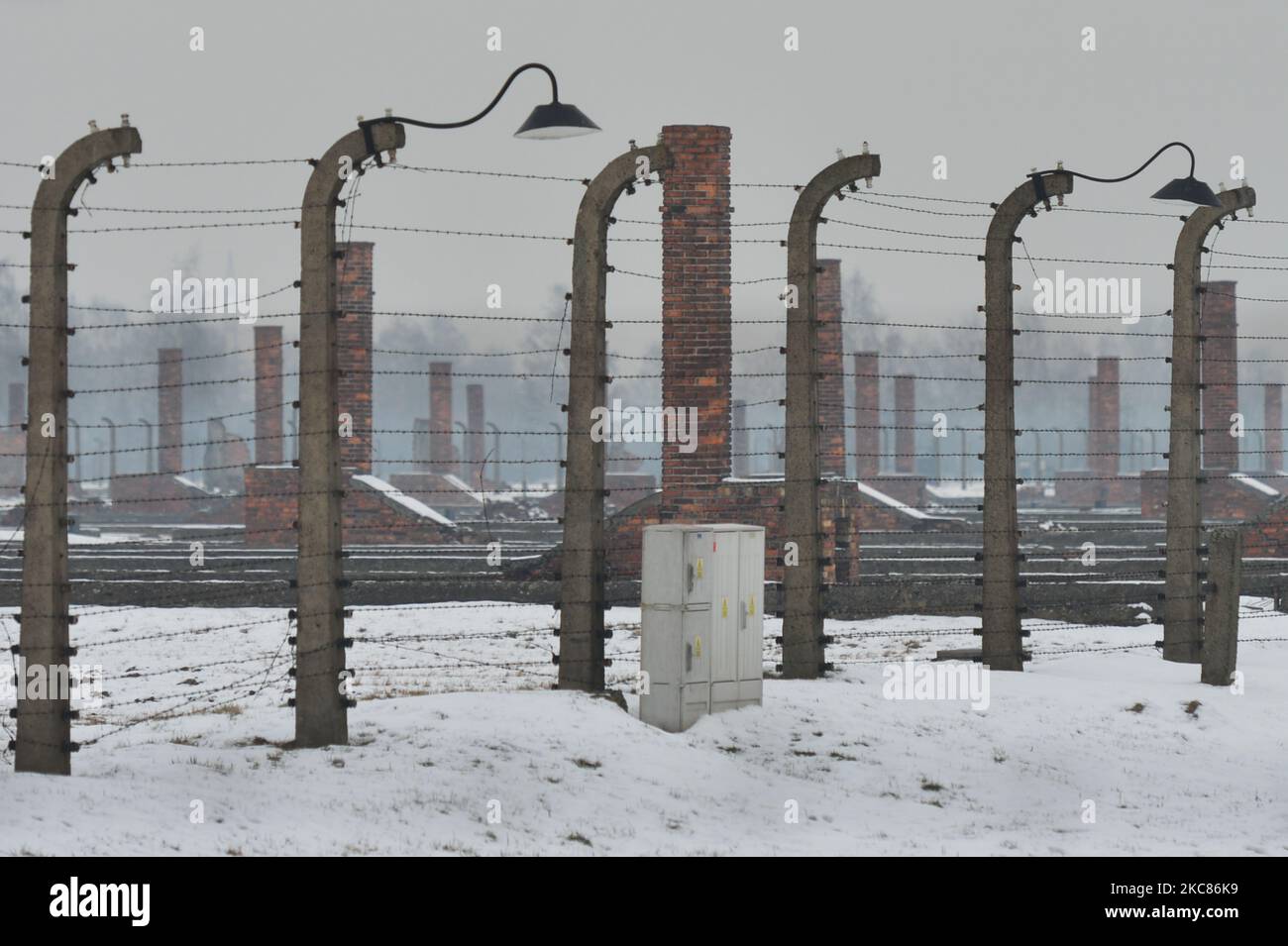 Una veduta di Auschwitz II-Birkenau, un campo di concentramento e sterminio nazista tedesco (immagine del file del 26 gennaio 2019). A causa della pandemia di coronavirus, si terrà online l'evento commemorativo del 76th° anniversario della liberazione del campo di concentramento e sterminio nazista tedesco di Auschwitz. Martedì 25 gennaio 2021 a Dublino, Irlanda. (Foto di Artur Widak/NurPhoto) Foto Stock