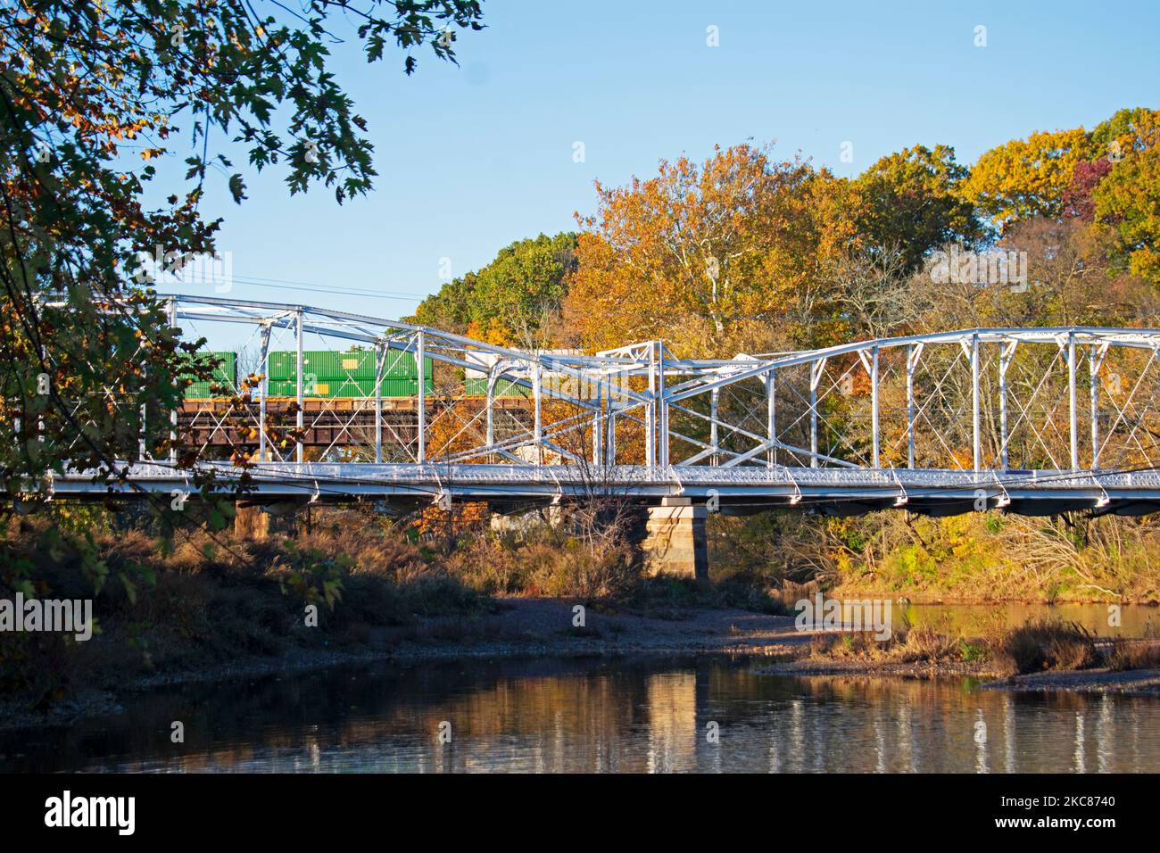 Elm Street Bridge che attraversa il fiume Raritan alla stazione Neshanic di Branchburg, New Jersey, USA, tra spettacolari colori autunnali -05 Foto Stock