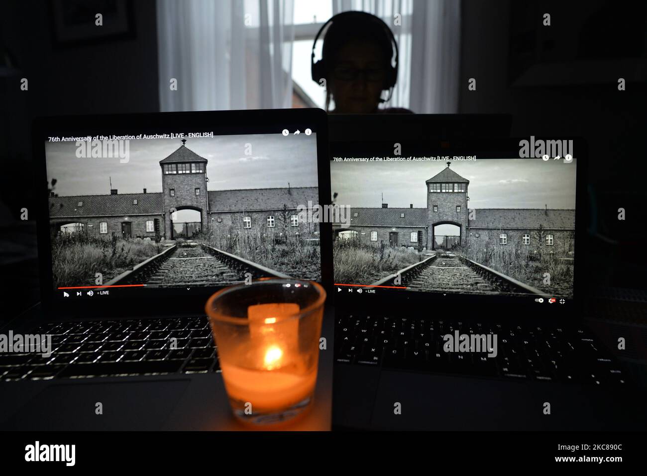 Una persona guarda le immagini di Auschwitz durante la commemorazione online del 76th° anniversario della liberazione del campo di concentramento e sterminio nazista tedesco di Auschwitz. A causa della pandemia di coronavirus, l'evento commemorativo si svolge online. Mercoledì 27 gennaio 2021 a Dublino, Irlanda. (Foto di Artur Widak/NurPhoto) Foto Stock