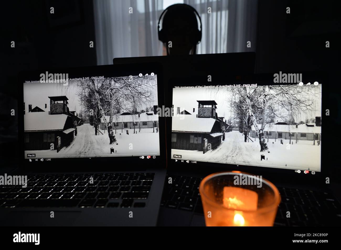 Una persona guarda le immagini di Auschwitz durante la commemorazione online del 76th° anniversario della liberazione del campo di concentramento e sterminio nazista tedesco di Auschwitz. A causa della pandemia di coronavirus, l'evento commemorativo si svolge online. Mercoledì 27 gennaio 2021 a Dublino, Irlanda. (Foto di Artur Widak/NurPhoto) Foto Stock