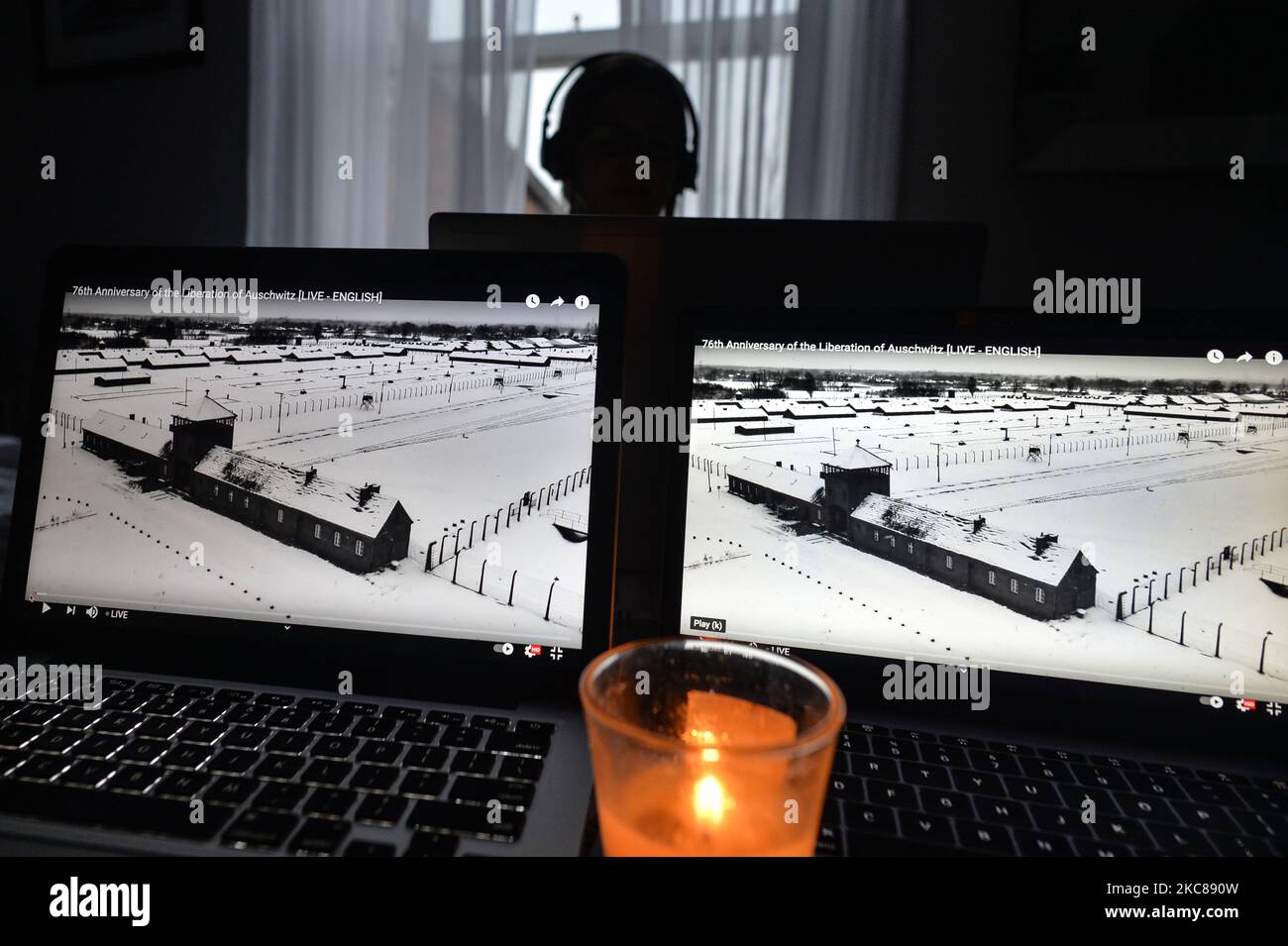 Una persona guarda le immagini di Auschwitz durante la commemorazione online del 76th° anniversario della liberazione del campo di concentramento e sterminio nazista tedesco di Auschwitz. A causa della pandemia di coronavirus, l'evento commemorativo si svolge online. Mercoledì 27 gennaio 2021 a Dublino, Irlanda. (Foto di Artur Widak/NurPhoto) Foto Stock