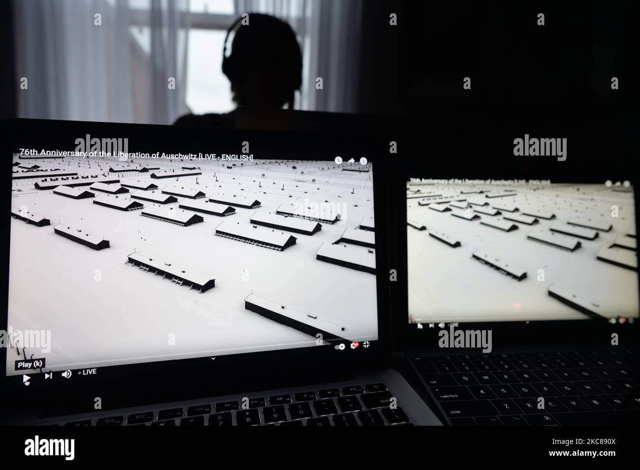 Una persona guarda le immagini di Auschwitz durante la commemorazione online del 76th° anniversario della liberazione del campo di concentramento e sterminio nazista tedesco di Auschwitz. A causa della pandemia di coronavirus, l'evento commemorativo si svolge online. Mercoledì 27 gennaio 2021 a Dublino, Irlanda. (Foto di Artur Widak/NurPhoto) Foto Stock