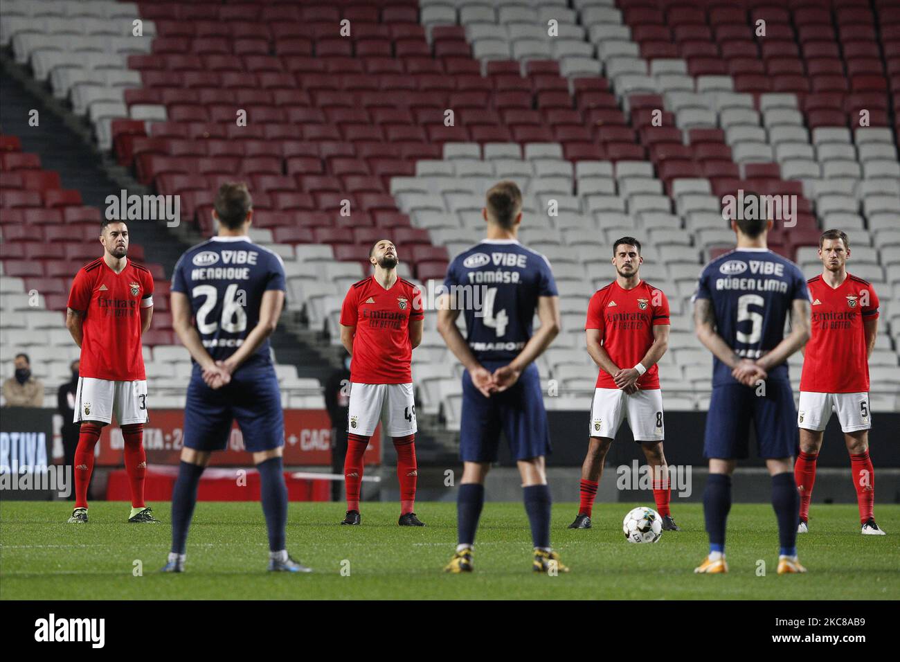 SL Benfica e Belenenses SAD in un minuto di silenzio per Sir John Mortimer, ex allenatore di SL Benfica, morto di recente, questo 'omaggio' si è svolto durante la partita finale del quarto di TAA de Portugal tra SL Benfica e Belenenses SAD, a Estdio da Luz, Lisboa, Portogallo, 28 gennaio, 2021(Foto di JoÃ£o Rico/NurPhoto) Foto Stock