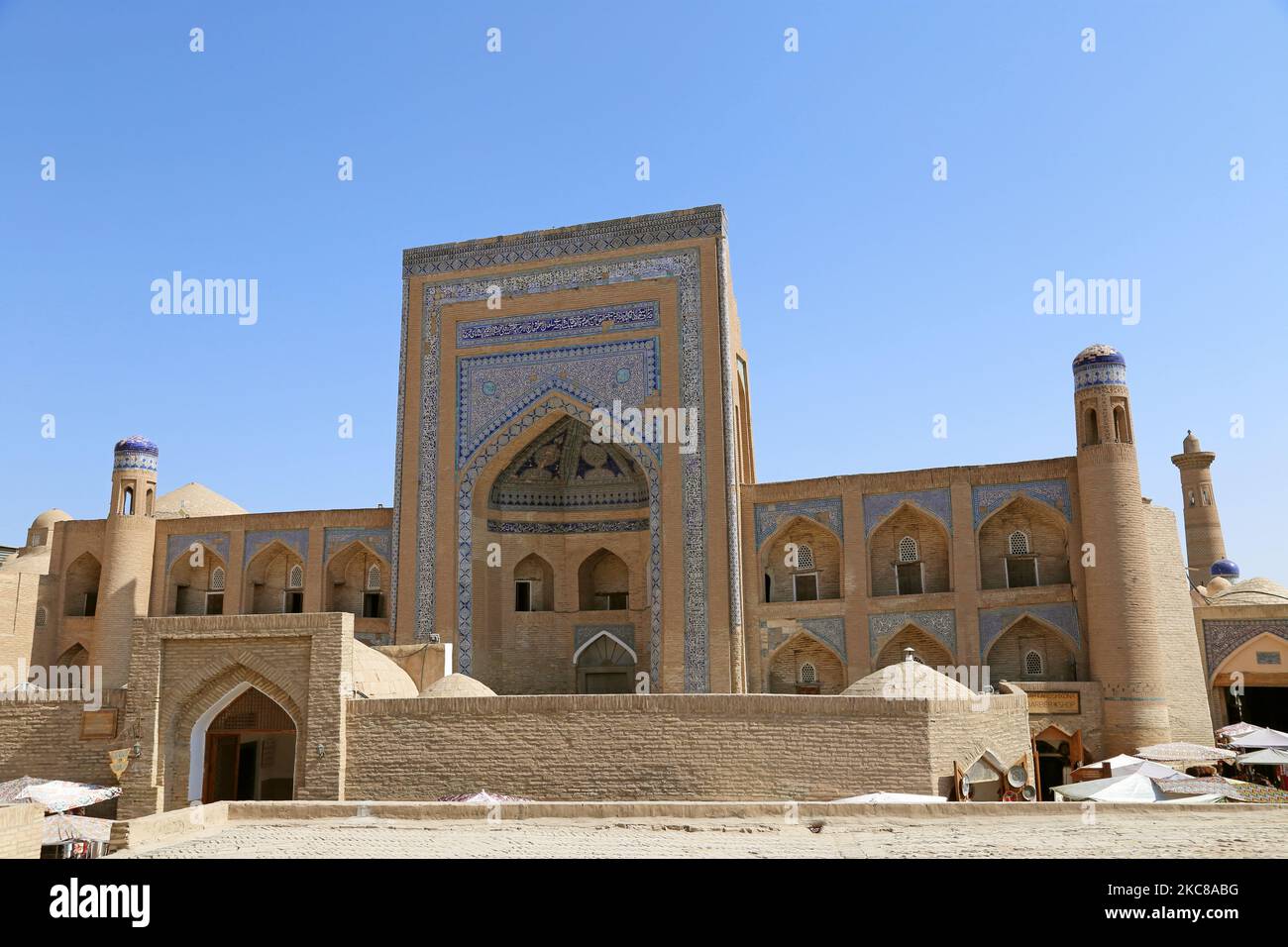 Allah Kuli Khan Madrasa, Ichan Kala (fortezza interna), Khiva, Provincia di Khorezm, Uzbekistan, Asia centrale Foto Stock