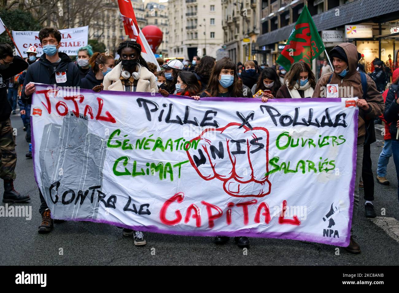 Gli studenti, anch'essi mobilitati contro la politica sanitaria del governo, hanno portato il loro sostegno ai lavoratori di Total a Parigi, in Francia, il 23rd gennaio 2021, durante una protesta contro i licenziamenti e i tagli ai posti di lavoro. (Foto di Vincent Koebel/NurPhoto) Foto Stock