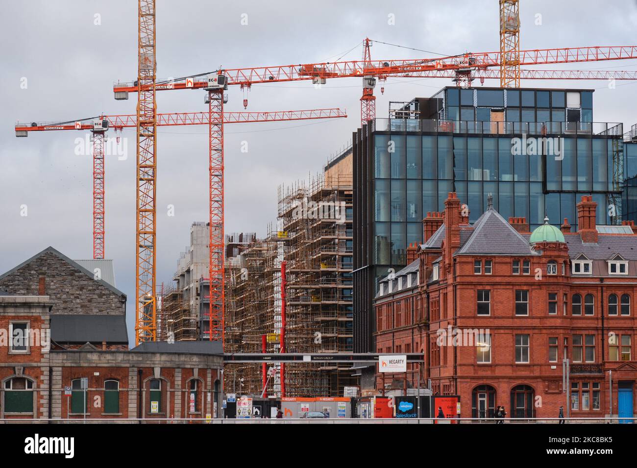 Nuovi edifici di uffici e cantieri nei Docklands di Dublino visti durante il blocco di livello 5 Covid-19. Venerdì 29 gennaio 2021 a Dublino, Irlanda. (Foto di Artur Widak/NurPhoto) Foto Stock