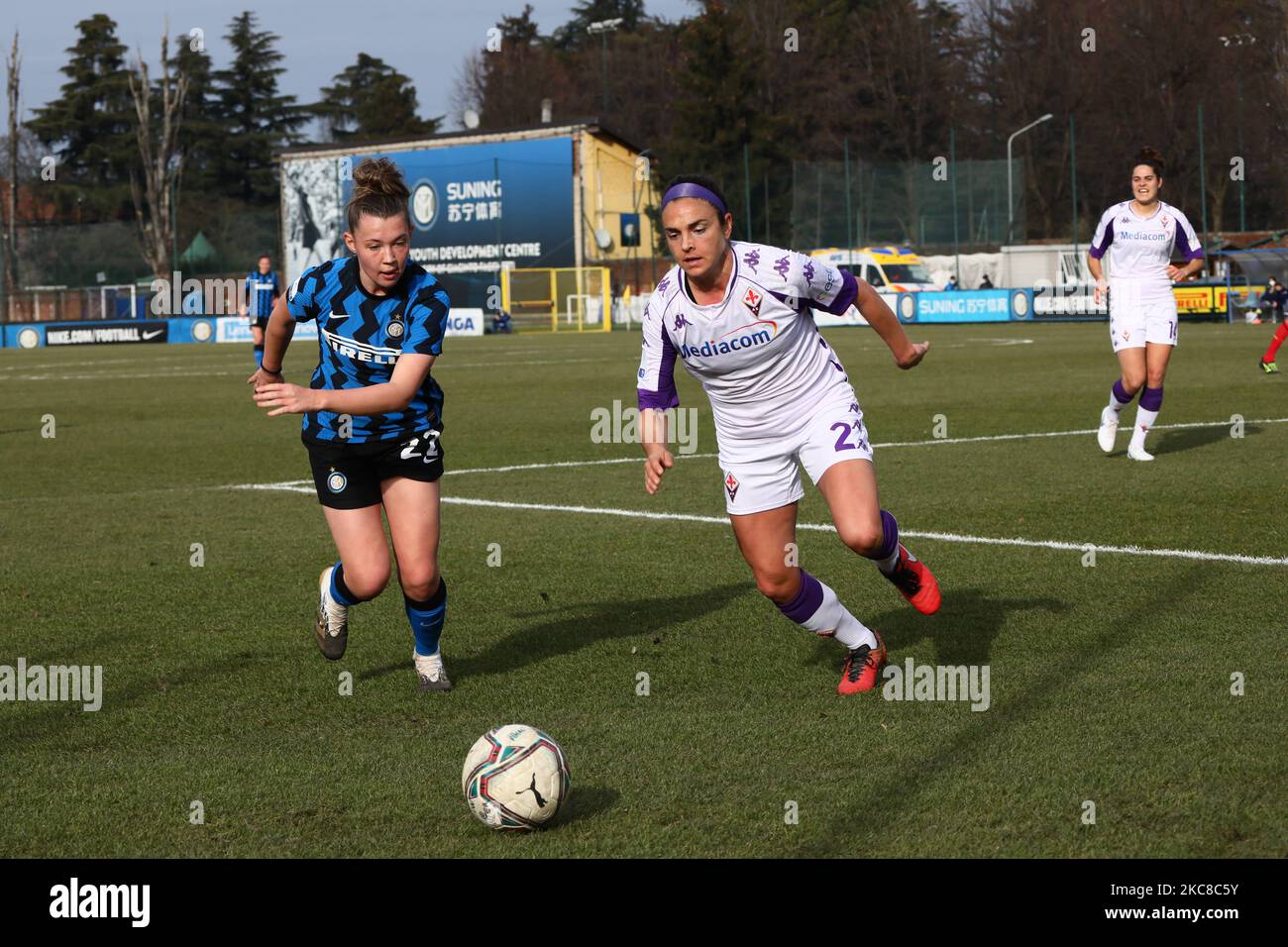 Anna Catelli di FC Internazionale e Janelle Cordia di ACF Fiorentina in azione durante la partita femminile Coppa Italia tra FC Internazionale e ACF Fiorentina al Suning Youth Development Centre in memoria di Giacinto Facchetti il 30 gennaio 2021 (Foto di Mairo Cinquetti/NurPhoto) Foto Stock