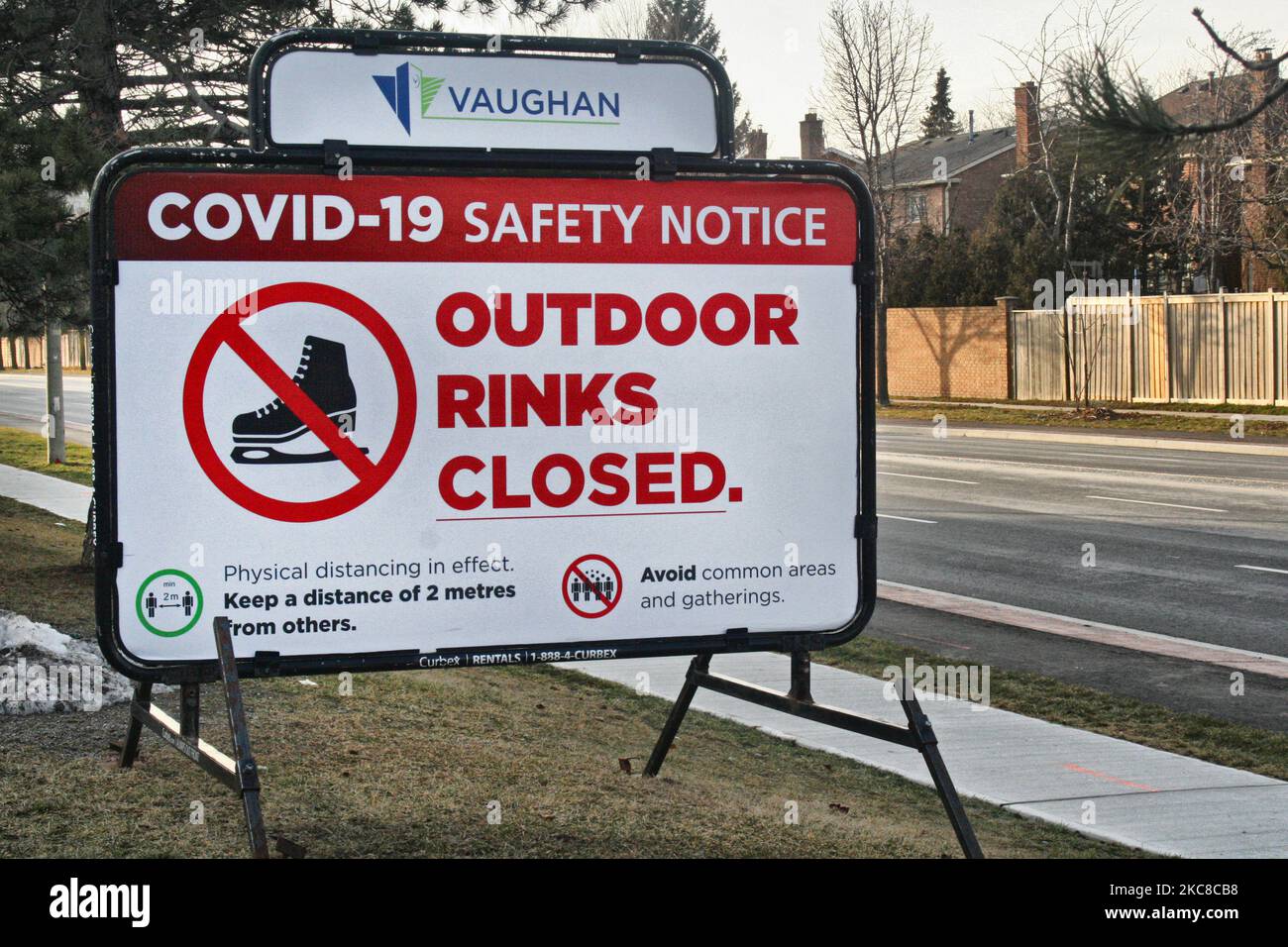 Firma informare i residenti che tutte le piste di pattinaggio pubbliche all'aperto sono chiuse per rallentare la diffusione del virus durante la nuova pandemia di coronavirus (COVID-19) a Vaughan, Ontario, Canada il 26 gennaio 2020. La nuova modellazione e le proiezioni COVID-19 condotte dalla Provincia dell'Ontario prevedono che la variante COVID-19, altamente contagiosa, diventerà probabilmente il ceppo dominante in Ontario entro marzo 2021. La nuova variante del Regno Unito altamente contagiosa rappresenta una minaccia significativa in quanto si lega più facilmente alle cellule umane rispetto ad altre varianti ed è circa il 60 per cento più trasmissib Foto Stock