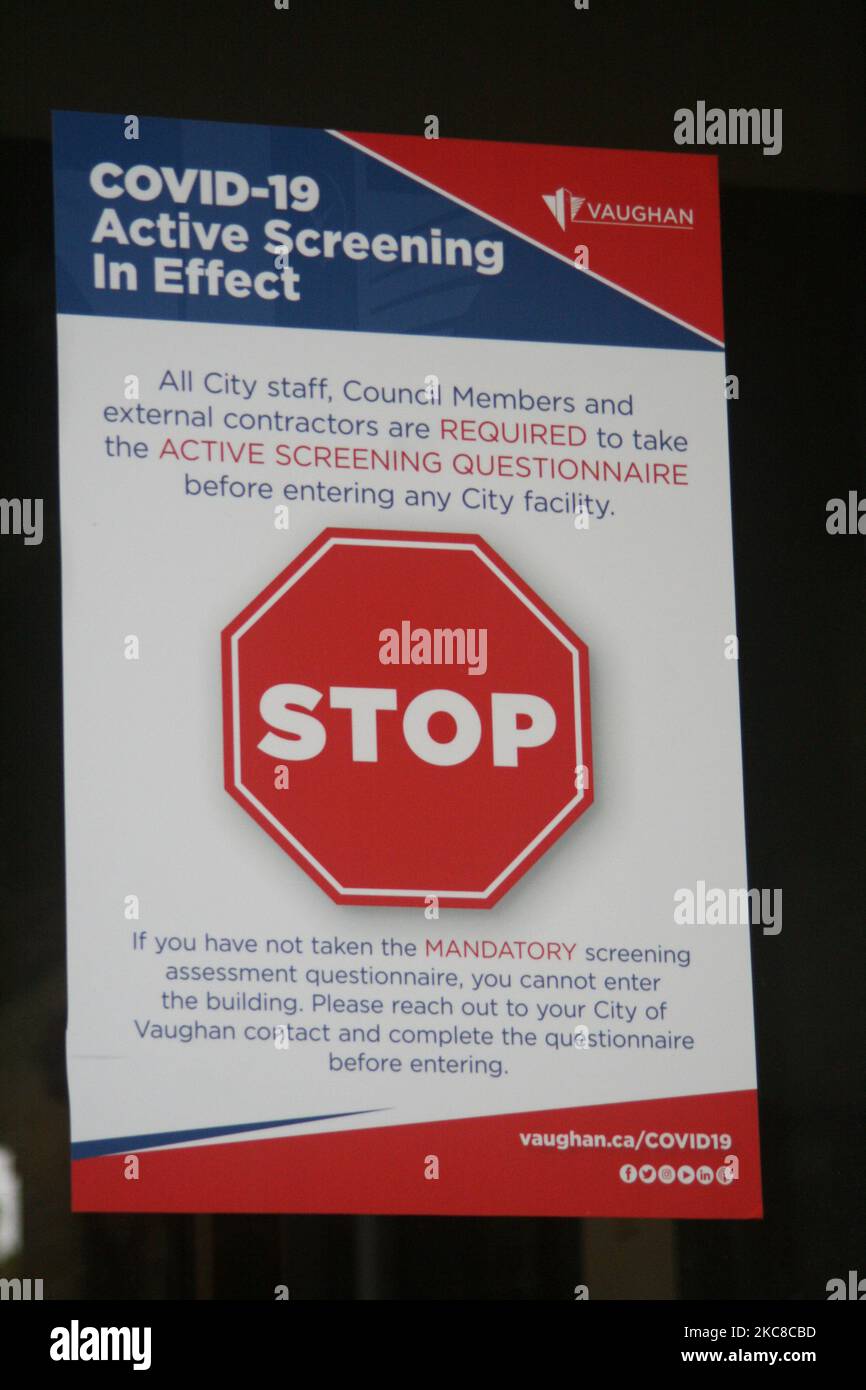 Firma su un edificio comunale che informa il pubblico delle procedure e dei protocolli durante la pandemia del nuovo coronavirus (COVID-19) a Vaughan, Ontario, Canada il 26 gennaio 2020. La nuova modellazione e le proiezioni COVID-19 condotte dalla Provincia dell'Ontario prevedono che la variante COVID-19, altamente contagiosa, diventerà probabilmente il ceppo dominante in Ontario entro marzo 2021. La nuova variante del Regno Unito altamente contagiosa rappresenta una minaccia significativa in quanto si lega più facilmente alle cellule umane rispetto ad altre varianti ed è circa il 60% più trasmissibile rispetto alle precedenti varianti AN Foto Stock