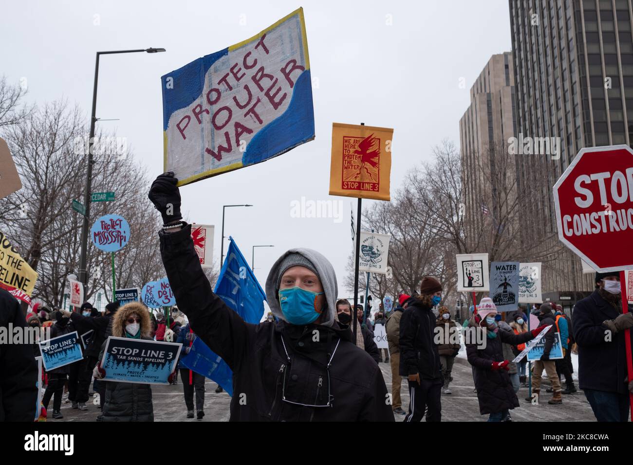 Le proteste per la linea 3 dell'oleodotto si sono svolte nel centro di St. Paul, Minnesota. Gennaio 29, 2021. Quasi 600 attivisti e protettori d'acqua hanno partecipato a una protesta contro l'oleodotto Enbridge Line 3 venerdì sera a St. Paul, Minnesota. L'evento è stato organizzato da oltre una dozzina di gruppi, tra cui Sunrise Movement MN, Honor the Earth, International Indigenous Youth Council, Environment MN, MN350 e altri. I partecipanti hanno chiesto al governatore Tim Walz e alla Army Corp of Engineers di revocare il permesso del gasdotto per motivi umanitari e di sicurezza ambientale, nonché di rispettare i diritti del trattato di Foto Stock