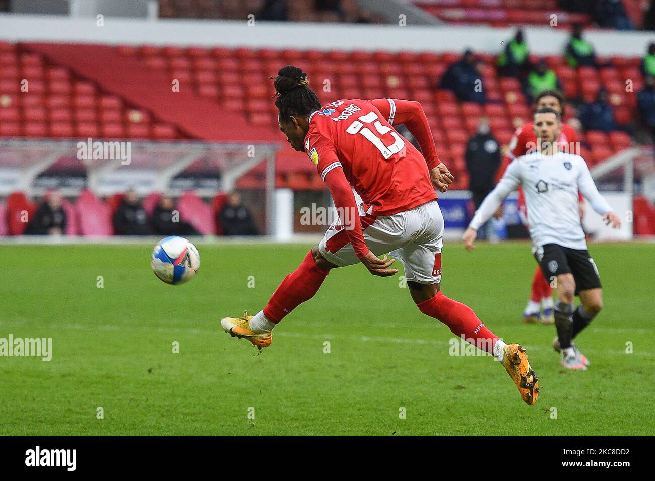 Gaetan Bong (13) della Foresta di Nottingham spara in gol durante la partita del Campionato Sky Bet tra la Foresta di Nottingham e Barnsley al City Ground, Nottingham, Inghilterra il 30th gennaio 2021. (Foto di Jon Hobley/MI News/NurPhoto) Foto Stock