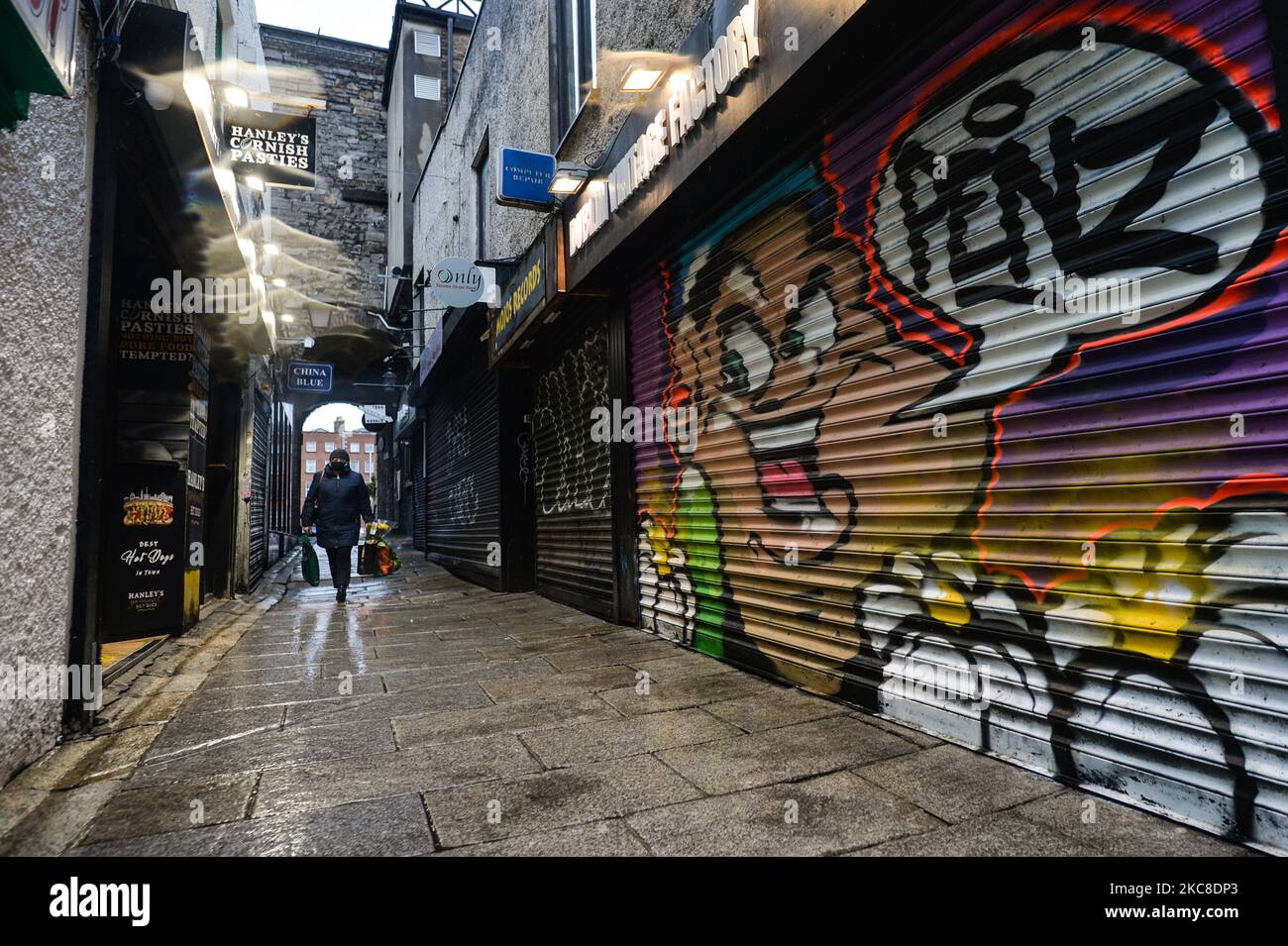 Una persona cammina in una strada vuota a Temple Bar, Dublino, durante il blocco di livello 5 Covid-19. Sabato 30 gennaio 2021 a Dublino, Irlanda. (Foto di Artur Widak/NurPhoto) Foto Stock