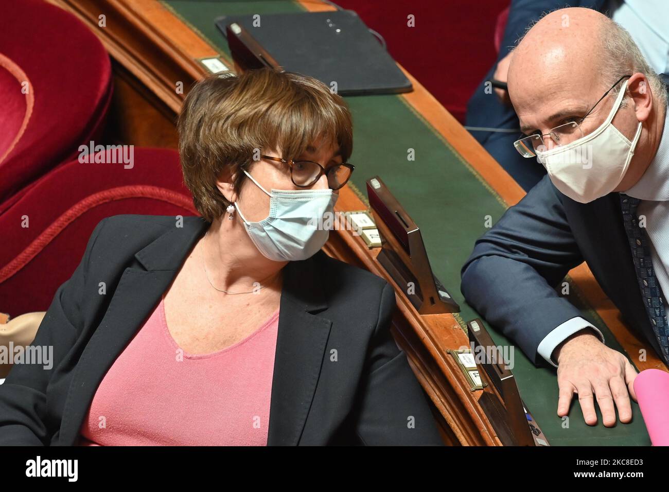 Il senatore Marie-Pierre de la Gontrie parla con il senatore Bernard Jomier durante la sessione di Domande al governo (QAG) al Senato francese a Parigi, in Francia, il 27 gennaio 2021 (Foto di Daniel Pier/NurPhoto) Foto Stock