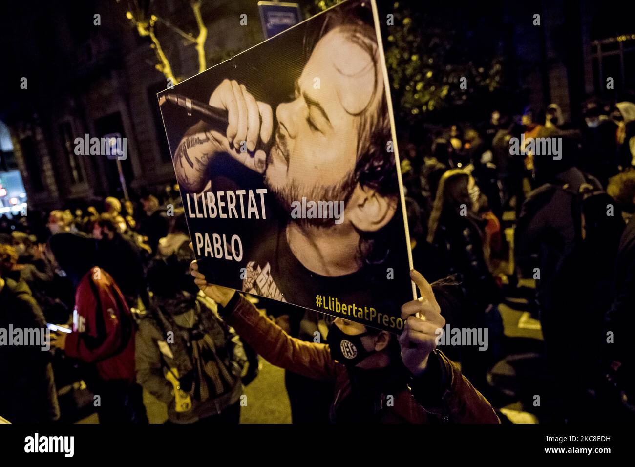 Manifestanti nelle strade di Barcellona con scontri contro la polizia, contro l'ordine di detenzione del cantante rap Pablo Hasel, che dovrà andare in prigione per cantare contro la monarchia spagnola. A Barcellona, Catalogna, Spagna il 31 gennaio 2021. (Foto di Albert Llop/NurPhoto) Foto Stock