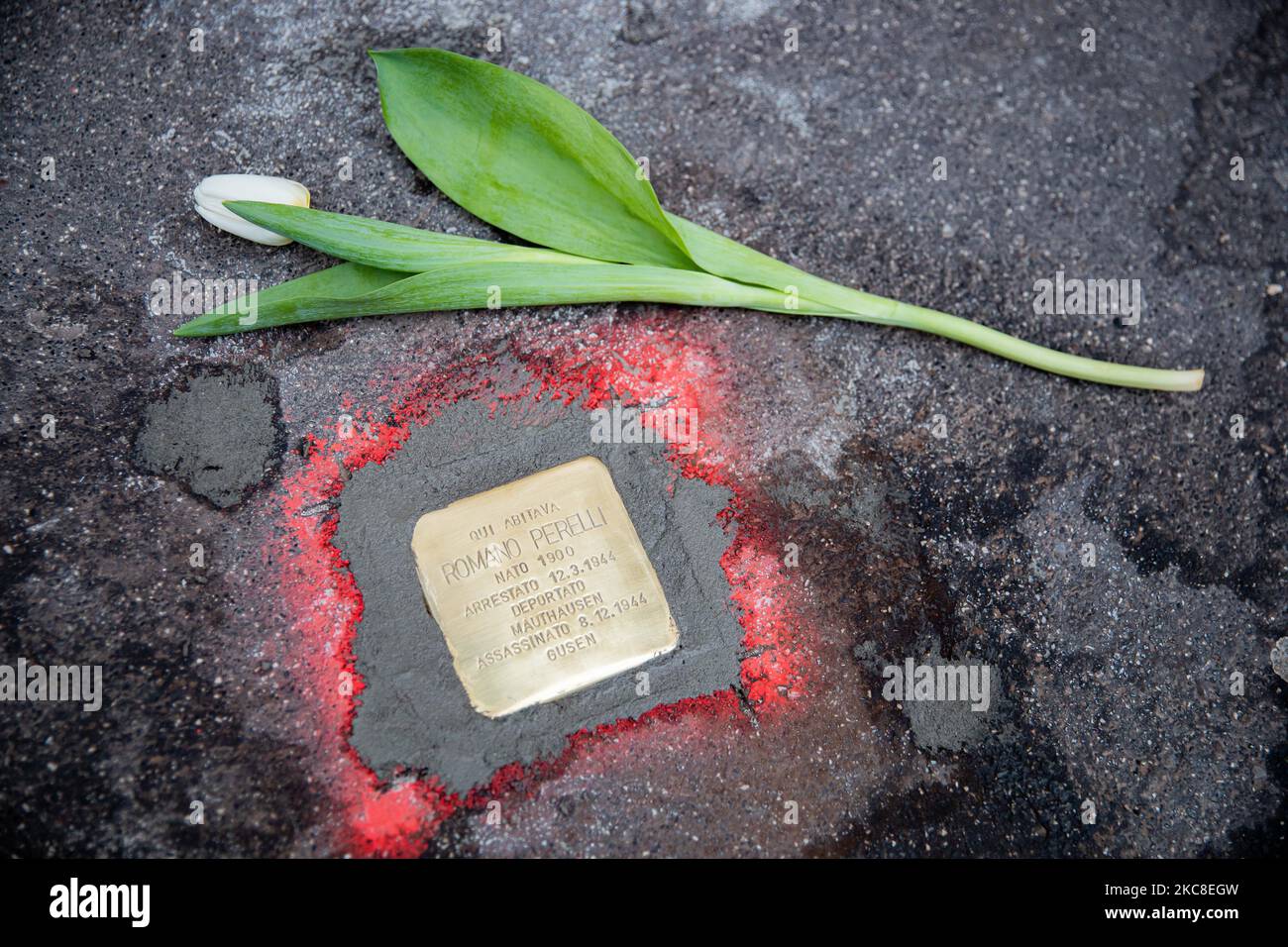 La cerimonia di posa della pietra D’Inciampo, realizzata da Gunter Demnig, per commemorare le vittime della Shoah il 29 gennaio 2021 a Milano (Foto di Alessandro Bremec/NurPhoto) Foto Stock