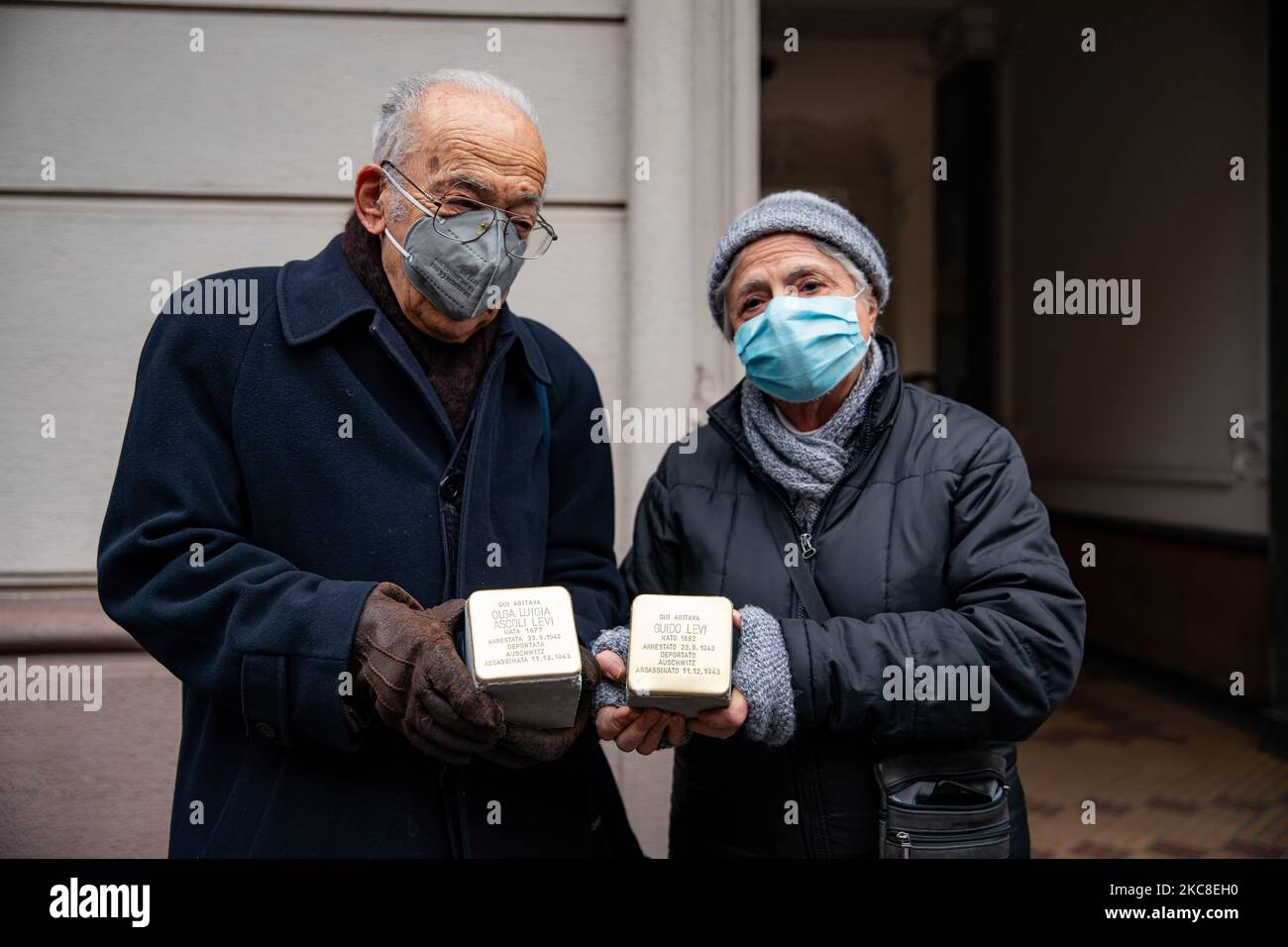 La cerimonia di posa della pietra D’Inciampo, realizzata da Gunter Demnig, per commemorare le vittime della Shoah il 29 gennaio 2021 a Milano (Foto di Alessandro Bremec/NurPhoto) Foto Stock