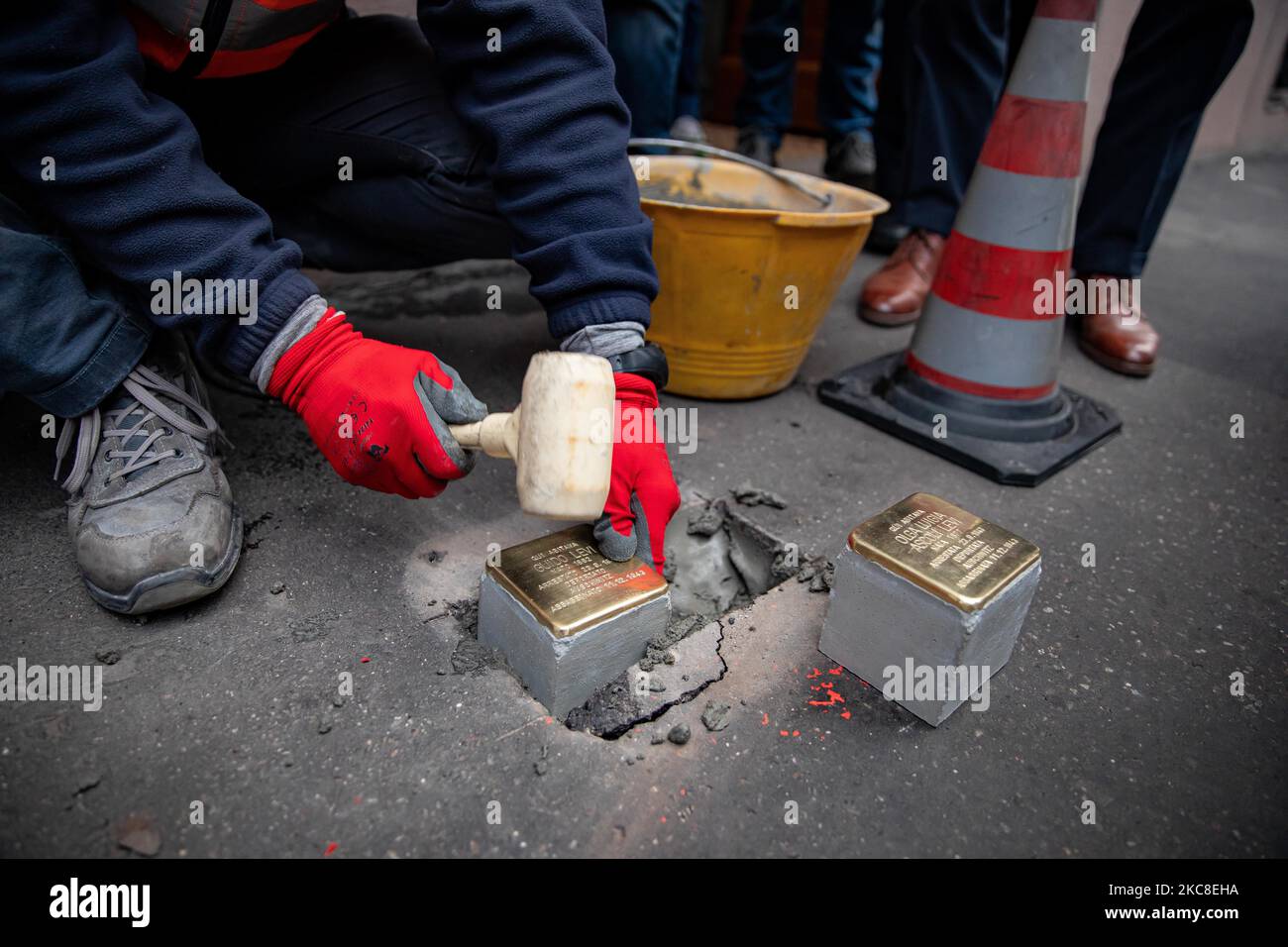 La cerimonia di posa della pietra D’Inciampo, realizzata da Gunter Demnig, per commemorare le vittime della Shoah il 29 gennaio 2021 a Milano (Foto di Alessandro Bremec/NurPhoto) Foto Stock