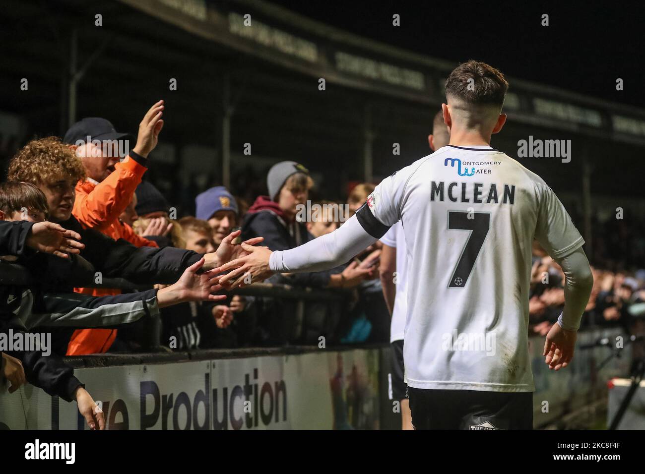Ryan McLean #7 di Hereford interagisce con i fan dopo la partita della Emirates fa Cup First Round Hereford FC vs Portsmouth a Edgar Street, Hereford, Regno Unito, 4th novembre 2022 (Foto di Gareth Evans/News Images) Foto Stock