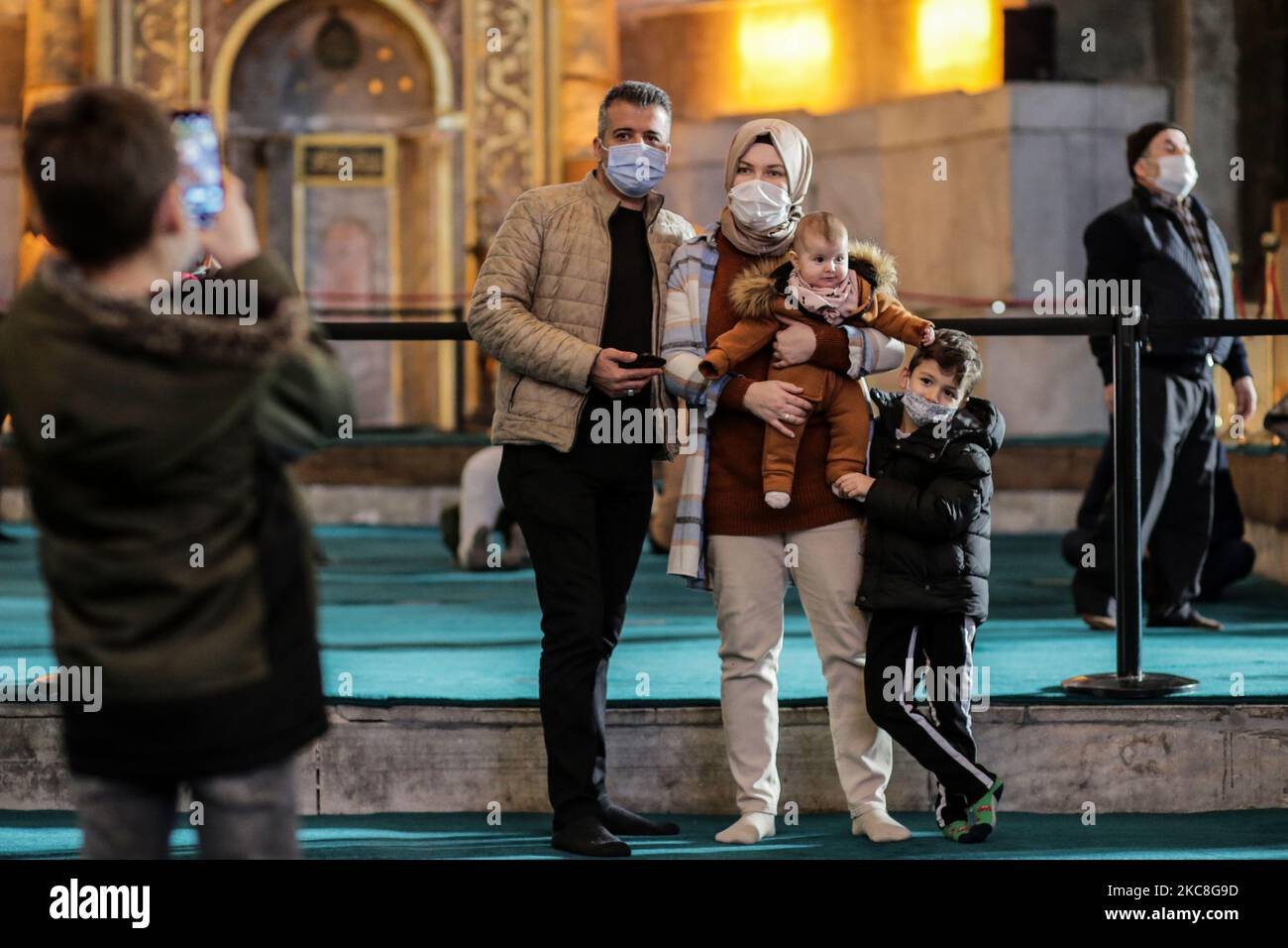 Turisti alla Moschea di Hagia Sophia durante il coprifuoco a Istanbul, Turchia il 31 gennaio 2021. La Turchia ha permesso che per i turisti durante un fine settimana di coprifuoco giorni in tutte le province come parte di misure per arginare la diffusione del coronavirus. (Foto di Hosam Salem/NurPhoto) Foto Stock