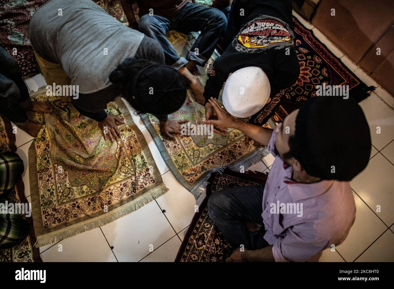 Gli studenti baciano la mano di Ustadz HALIM AMBIYA dopo aver finito di pregare. Scuola islamica per bambini punk e di strada a Ruko Cimanggis, Ciputat, South Tangerang, Banten, Indonesia, Il 1 febbraio 2021. Partendo da una storia di essere aiutato da bambini punk quando si va a attraversare da Thaliand in Malesia nella zona di Pattani, Ustadz HALIM AMBIYA ha poi aperto un pesantren per bambini punk e di strada che ha iniziato sotto il ponte nella zona di Tebet, a sud di Giacarta nel 2016, Con lo sviluppo dell'Ustadz Halim Ambiya, i bambini punk e di strada che volevano studiare l'Islam, poi si sono spostati in questo blocco Foto Stock