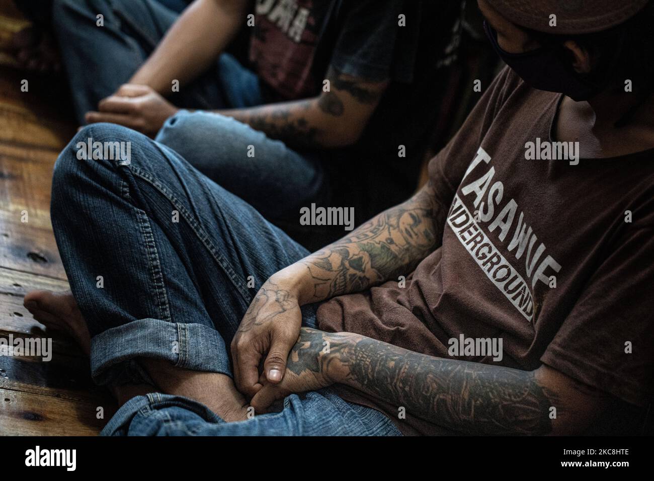 Tattos da mano di uno studente. Scuola islamica per bambini punk e di strada a Ruko Cimanggis, Ciputat, South Tangerang, Banten, Indonesia, Il 1 febbraio 2021. Partendo da una storia di essere aiutato da bambini punk quando si va a attraversare da Thaliand in Malesia nella zona di Pattani, Ustadz HALIM AMBIYA ha poi aperto un pesantren per bambini punk e di strada che ha iniziato sotto il ponte nella zona di Tebet, a sud di Giacarta nel 2016, Con lo sviluppo dell'Ustadz Halim Ambiya, i bambini punk e di strada che volevano studiare l'Islam, poi si trasferirono in questa località. Al momento della pandemia del Covid19 Foto Stock