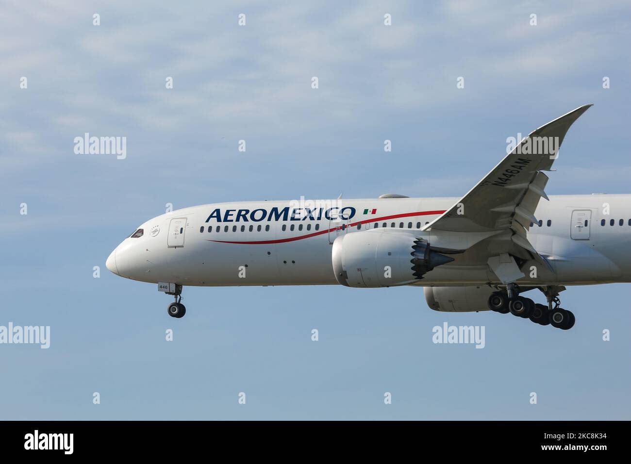 Aeromexico Boeing 787 Dreamliner come visto volare in avvicinamento finale per l'atterraggio all'aeroporto internazionale JFK John F Kennedy di New York. Il moderno e avanzato velivolo a lunga percorrenza con cassone largo ha la registrazione N446AM ed è alimentato da 2x motori a reazione GE. Aerovías de México AMX AM o AEROMEXICO è la compagnia aerea di bandiera messicana con sede a Città del Messico. La compagnia aerea è membro dell'alleanza SkyTeam aviaiton. Durante la pandemia di Coronavirus COVID-19, l'industria aeronautica ha dovuto affrontare un calo del numero di traffico passeggeri, ma ha aumentato la domanda di merci, sebbene le compagnie aeree abbiano messo a terra un significativo Foto Stock