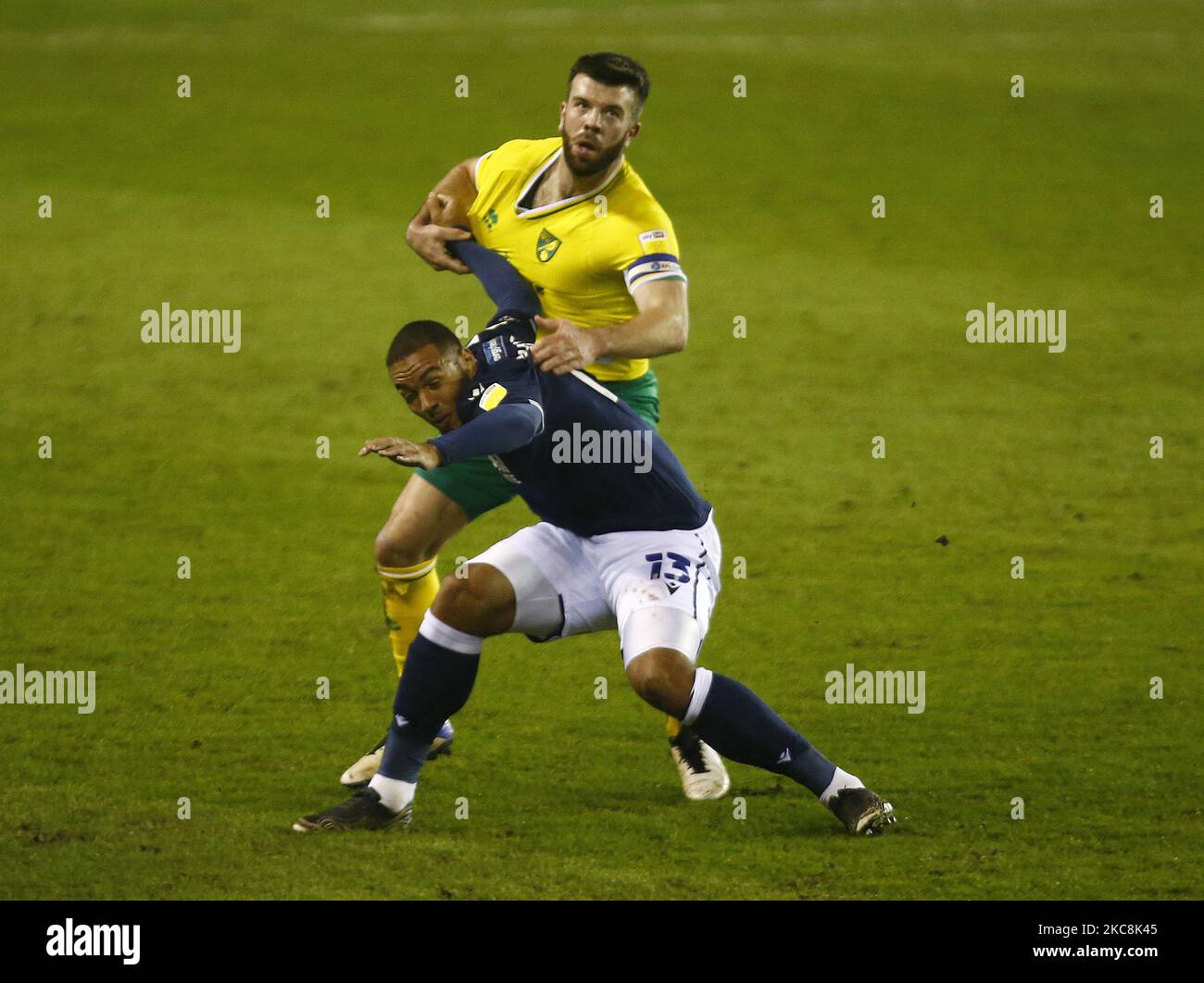 Kenneth Zohore di Millwall Tussle con Grant Hanley di Norwich City durante lo Sky Bet Championship tra Millwall e Norwich City al Den Stadium, Londra il 2nd febbraio 2021 (Photo by Action Foto Sport/NurPhoto) Foto Stock