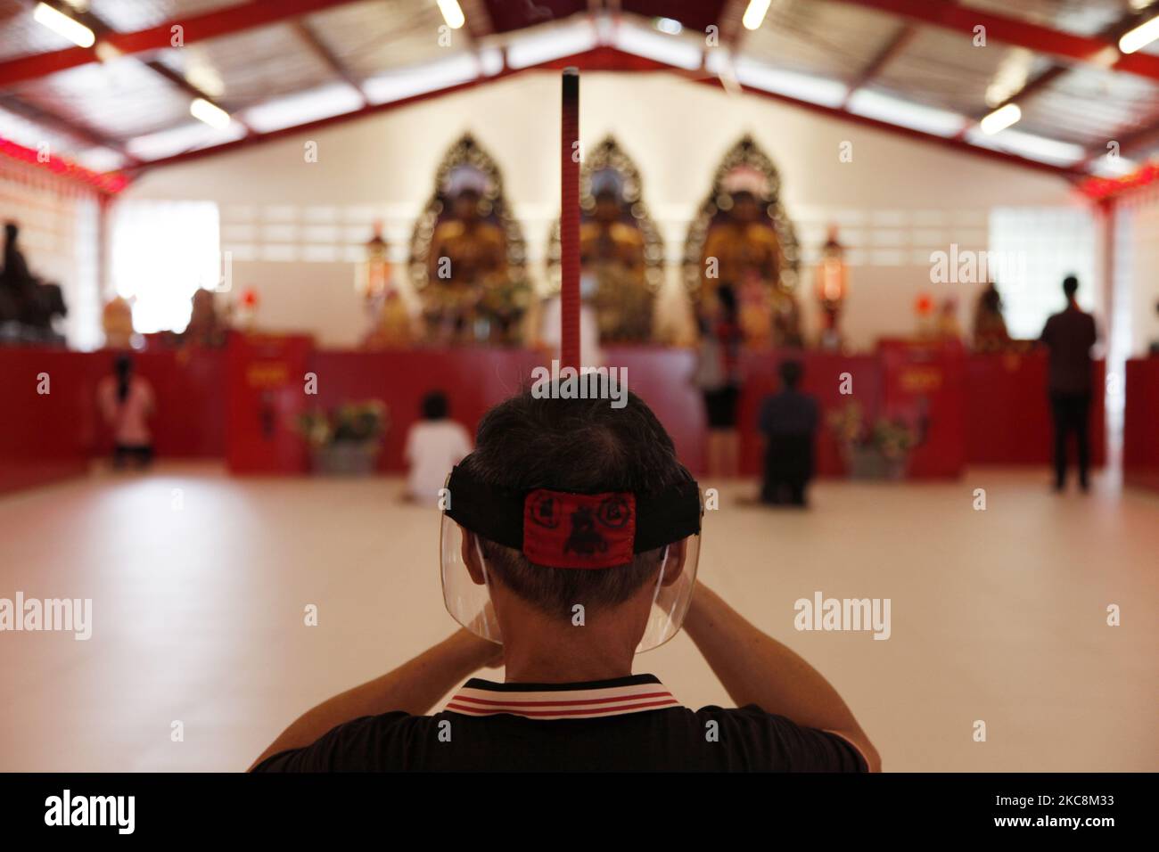 I devoti offrono preghiere con l'attuazione dei protocolli sanitari al Tempio Dharma Bhakti di Giacarta, il 3 febbraio 2021, in anticipo rispetto al Capodanno lunare il 12 febbraio, come la preghiera annullata a causa della pandemia di coronavirus del Covid-19. (Foto di Aditya Irawan/NurPhoto) Foto Stock