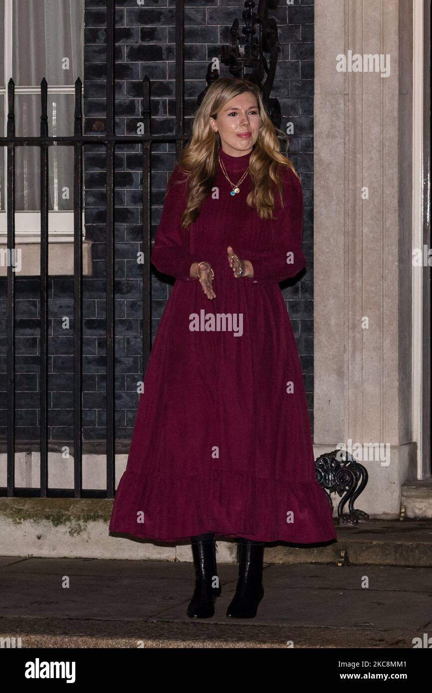 Carrie Symonds, fidanzata di Boris Johnson, partecipa agli applausi nazionali del capitano Sir Tom Moore e degli operatori sanitari al di fuori del 10 Downing Street il 03 febbraio 2021 a Londra, Inghilterra. Il veterano dell'esercito di 100 anni, il capitano Sir Tom Moore, che ha raccolto quasi £33 milioni di dollari per gli enti di beneficenza dell'NHS lo scorso anno camminando a balzi nel suo giardino, è morto ieri dopo aver testato positivamente per Covid-19. (Foto di Wiktor Szymanowicz/NurPhoto) Foto Stock