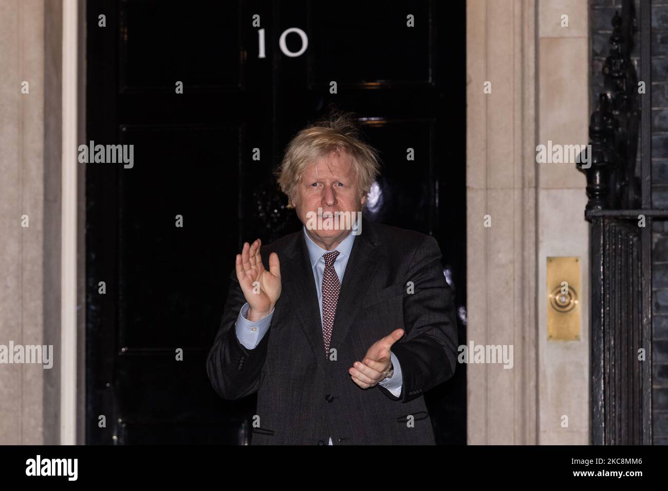 Il primo ministro britannico Boris Johnson partecipa agli applausi nazionali del capitano Sir Tom Moore e degli operatori sanitari al di fuori del 10 Downing Street il 03 febbraio 2021 a Londra, Inghilterra. Il veterano dell'esercito di 100 anni, il capitano Sir Tom Moore, che ha raccolto quasi £33 milioni di dollari per gli enti di beneficenza dell'NHS lo scorso anno camminando a balzi nel suo giardino, è morto ieri dopo aver testato positivamente per Covid-19. (Foto di Wiktor Szymanowicz/NurPhoto) Foto Stock