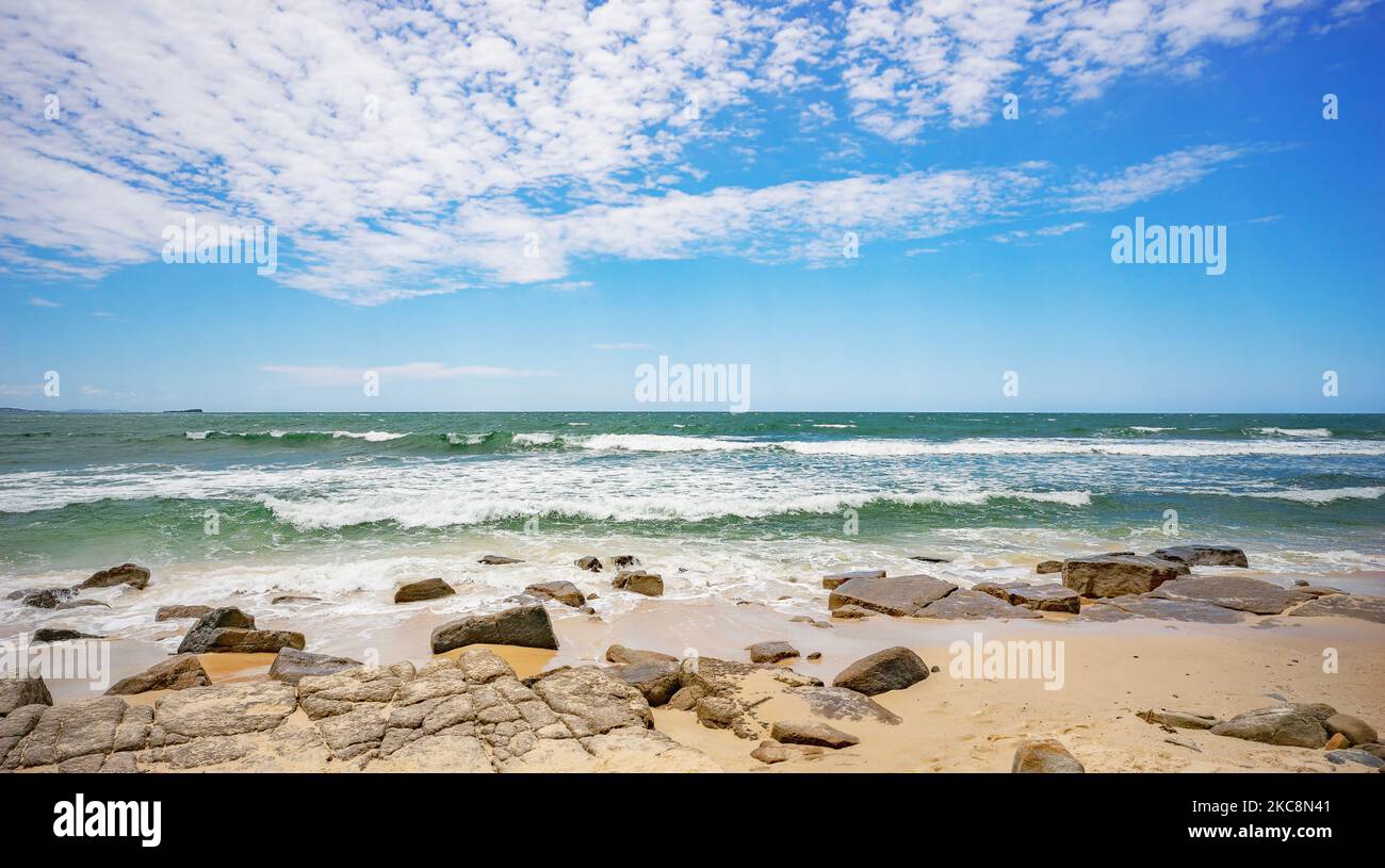 Guardando all'orizzonte dell'Oceano Pacifico da Alexandra Headland, Maroochydore. Il cielo è blu con le nubi bianche ispiranti, l'acqua dell'oceano è Foto Stock