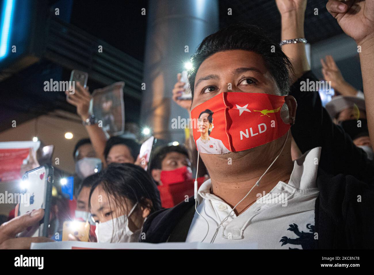 I sostenitori della NLD a Bangkok si riuniscono per protestare contro il colpo di stato militare in Myanmar, al di fuori dell'Ambasciata di Myanmar in Thailandia il 4 febbraio 2021 a Bangkok, Thailandia. (Foto di Vachira Vachira/NurPhoto) Foto Stock