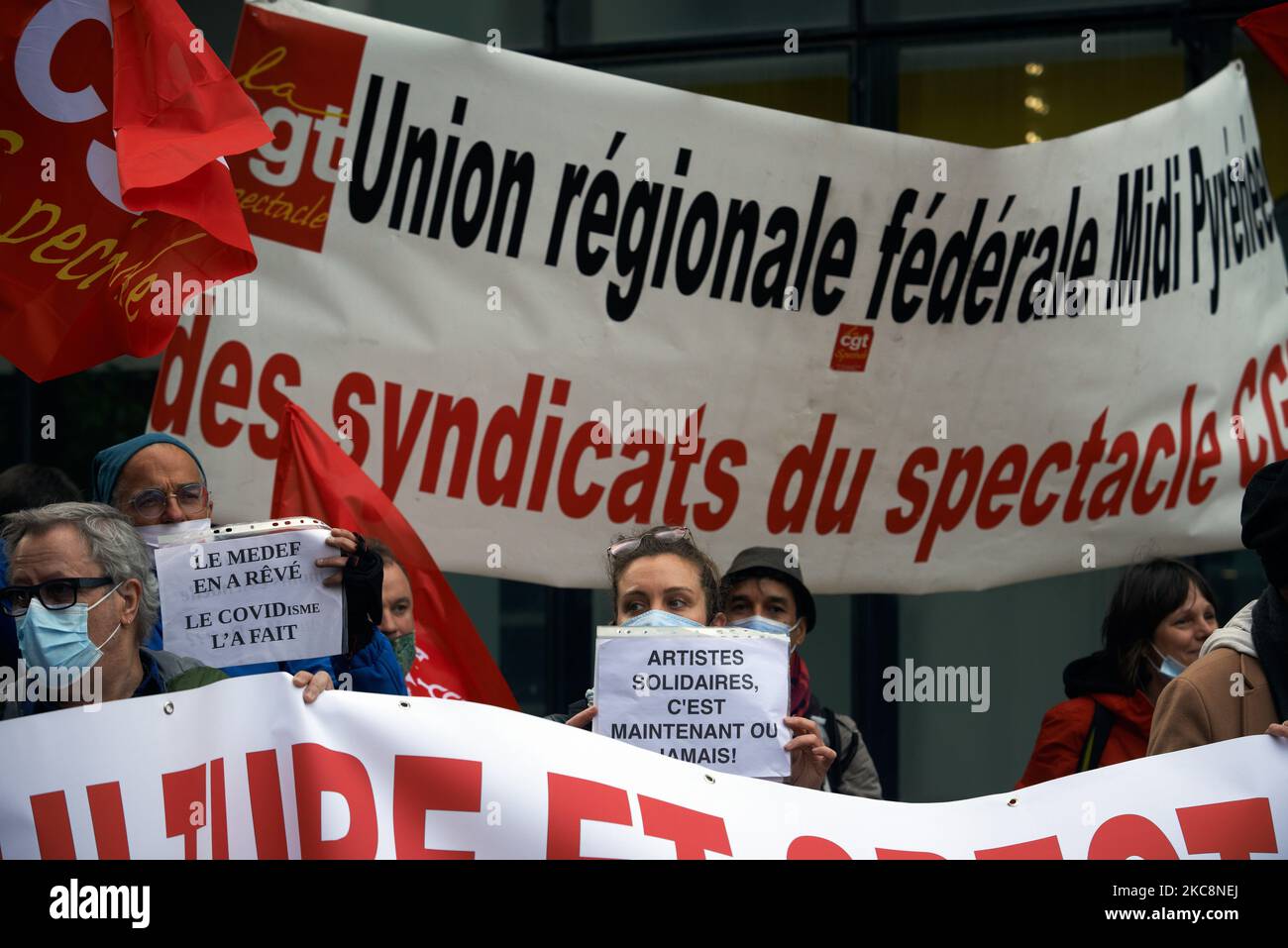 Operatori culturali di fronte al Teatro Nazionale di Tolosa. Diverse migliaia di manifestanti sono scesi in piazza per una giornata nazionale di proteste in tutta la Francia convocata da diversi sindacati come CGT, FSU e Sud. Hanno protestato per chiedere salari migliori, un approccio più proattivo dell’incombente crisi economica a causa della pandemia del 19. Vogliono anche servizi pubblici migliori (sanità, istruzione...). I lavoratori dell'aeronautica, dell'istruzione, del settore energetico, ecc. sono venuti alla protesta. Tolosa. Francia. Febbraio 4th 2020. (Foto di Alain Pitton/NurPhoto) Foto Stock