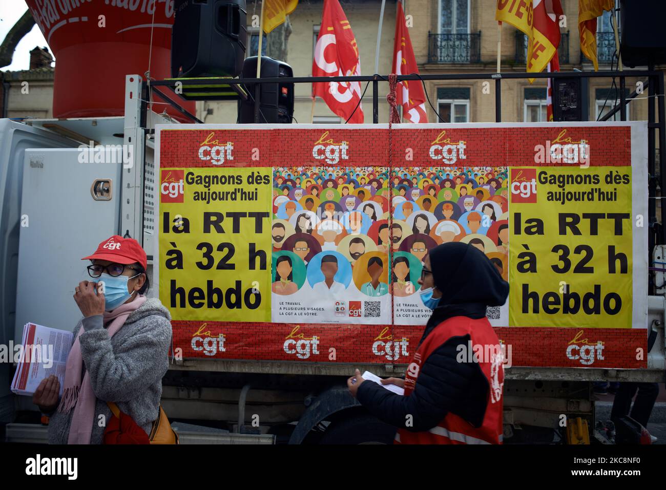 Diverse migliaia di manifestanti sono scesi in piazza per una giornata nazionale di proteste in tutta la Francia convocata da diversi sindacati come CGT, FSU e Sud. Hanno protestato per chiedere salari migliori, un approccio più proattivo dell’incombente crisi economica a causa della pandemia del 19. Vogliono anche servizi pubblici migliori (sanità, istruzione...). I lavoratori dell'aeronautica, dell'istruzione, del settore energetico, ecc. sono venuti alla protesta. Tolosa. Francia. Febbraio 4th 2020. (Foto di Alain Pitton/NurPhoto) Foto Stock