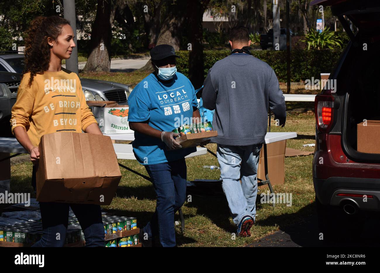 I volontari distribuiscono cibo ai bisognosi dalla seconda Harvest Food Bank della Florida centrale alla Chiesa del Figlio il 4 febbraio 2021 a Orlando, Florida. L’insicurezza alimentare rimane ad alti livelli nella Florida centrale, mentre la settimana scorsa 779.000 americani hanno presentato nuove richieste di disoccupazione. (Foto di Paul Hennessy/NurPhoto) Foto Stock