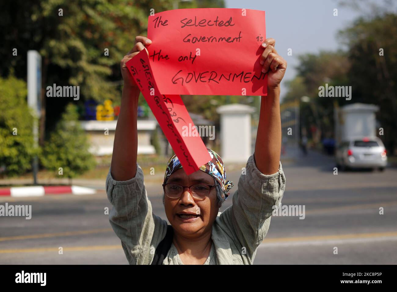 Una donna di Myanmar ha un cartello durante una ''Campagna di disobbedienza civile'' contro il colpo di stato militare presso l'Università di Yangon a Yangon, Myanmar il 5 febbraio 2021. (Foto di Myat Thu Kyaw/NurPhoto) Foto Stock