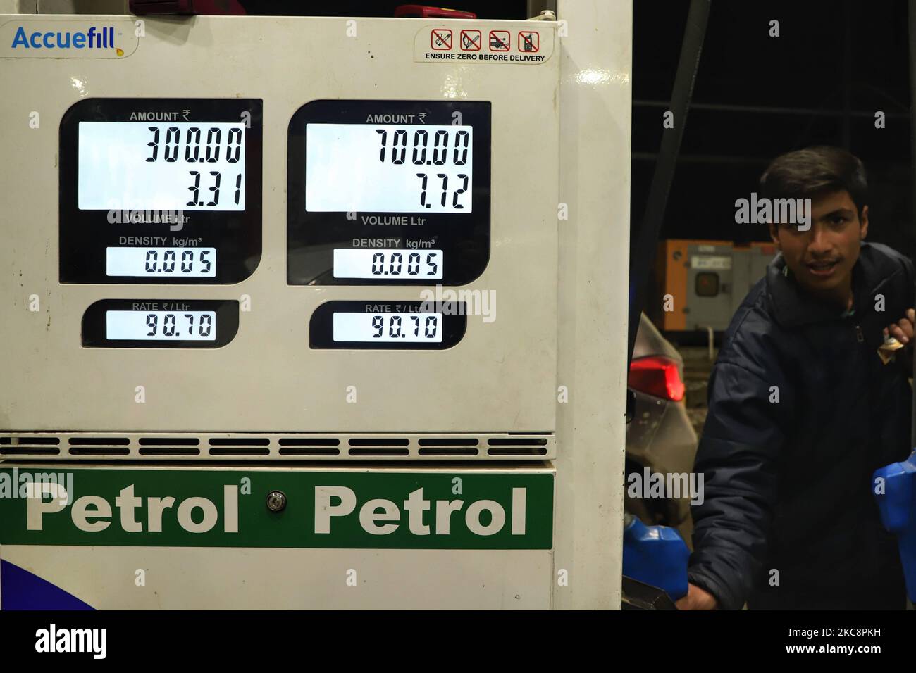 Il 05 febbraio 2021 un addetto alla stazione petrolifera pompa benzina in un'automobile presso una stazione di servizio a Baramulla, jammu e Kashmir, India. I prezzi della benzina e del diesel il giovedì sono saliti ai massimi freschi nel paese mentre i tassi sono stati scalati dai più recenti tempi, anche mentre i rivenditori di carburante hanno detto che il governo può tagliare le tasse per alleviare il peso dei consumatori. Il prezzo della benzina e del gasolio è stato maggiorato di 35 paise al litro ogni volta dopo un intervallo di una settimana, secondo la notifica dei prezzi da parte dei concessionari statali di carburante. (Foto di Nasir Kachroo/NurPhoto) Foto Stock