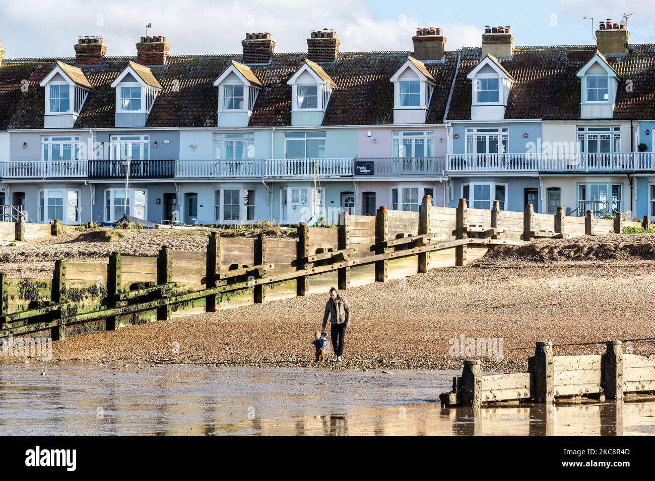 Un uomo con un bambino piccolo è visto su una spiaggia che assicura l'allontanamento sociale in una giornata invernale fredda e soleggiata a Whitstable, sud eest città costiera d'Inghilterra come rigido Coronavirus Lockdown - Tier 4 Stay at Home politica - continua nel Regno Unito a causa del numero elevato di casi di Covid-19 nel paese - 5 febbraio 2021. Esercizio fisico, cani da passeggio e andare al lavoro sono eccezioni nella politica di soggiorno a casa (Foto di Dominika Zarzycka/NurPhoto) Foto Stock